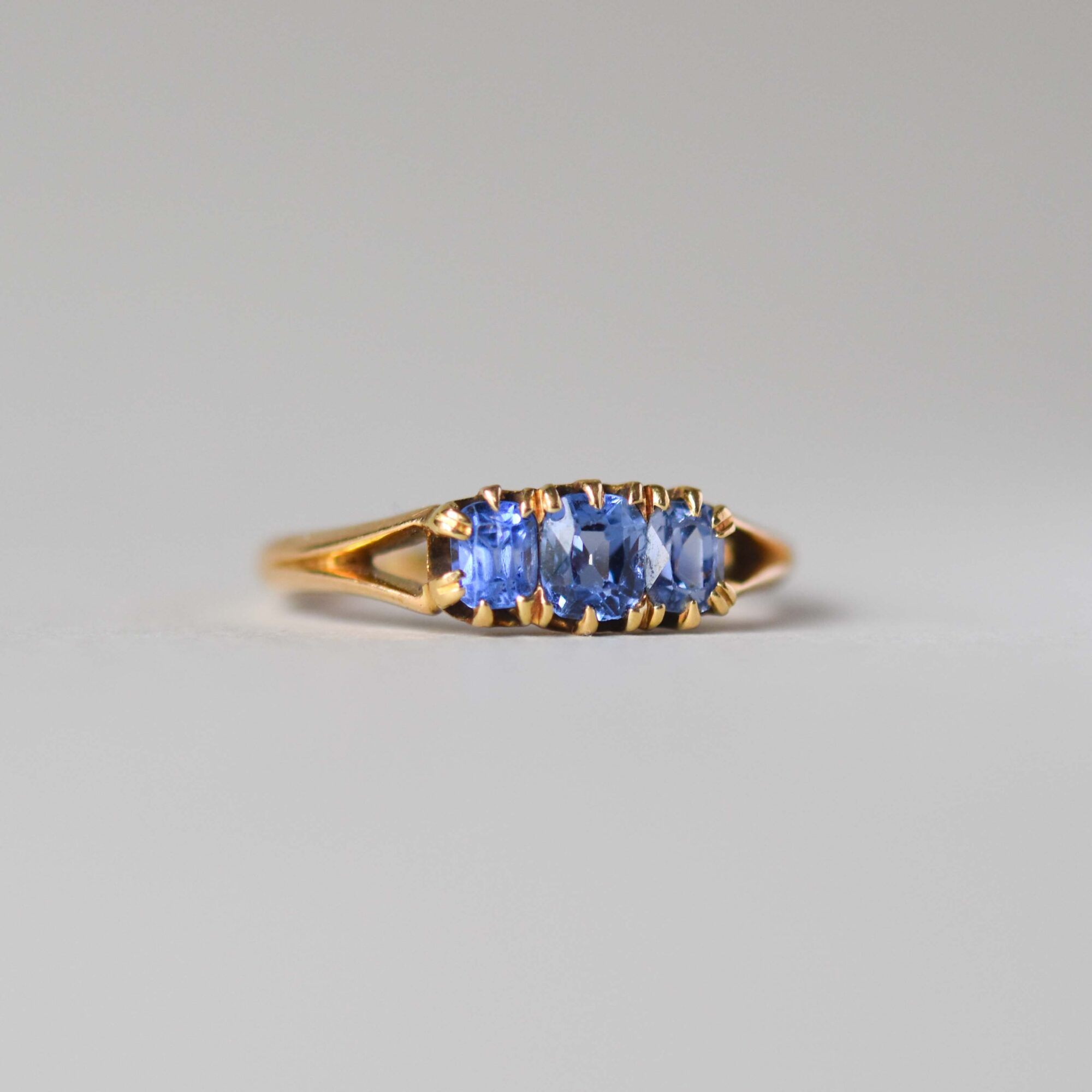 18ct gold cornflower sapphire three stone ring - Image 2
