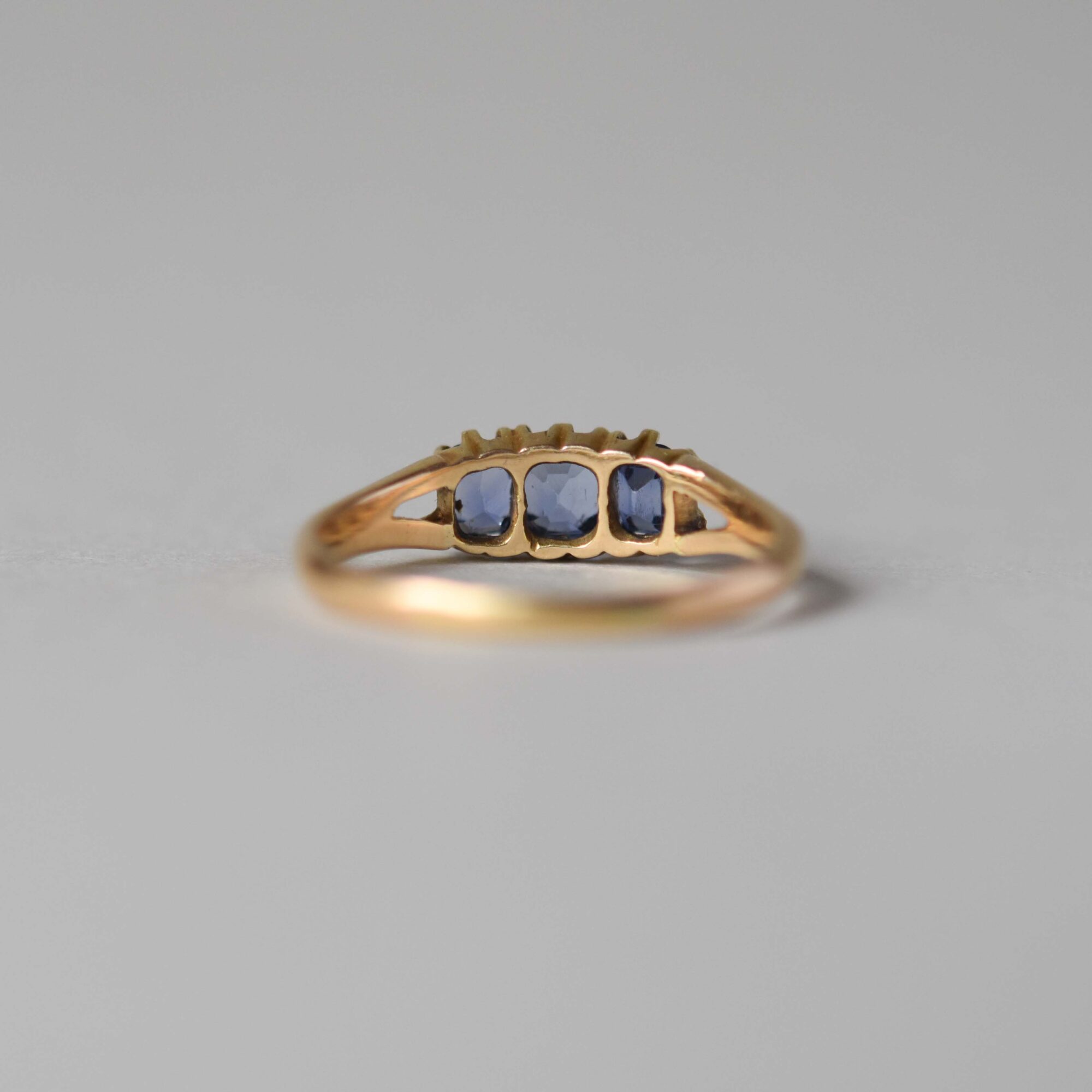 18ct gold cornflower sapphire three stone ring - Image 4