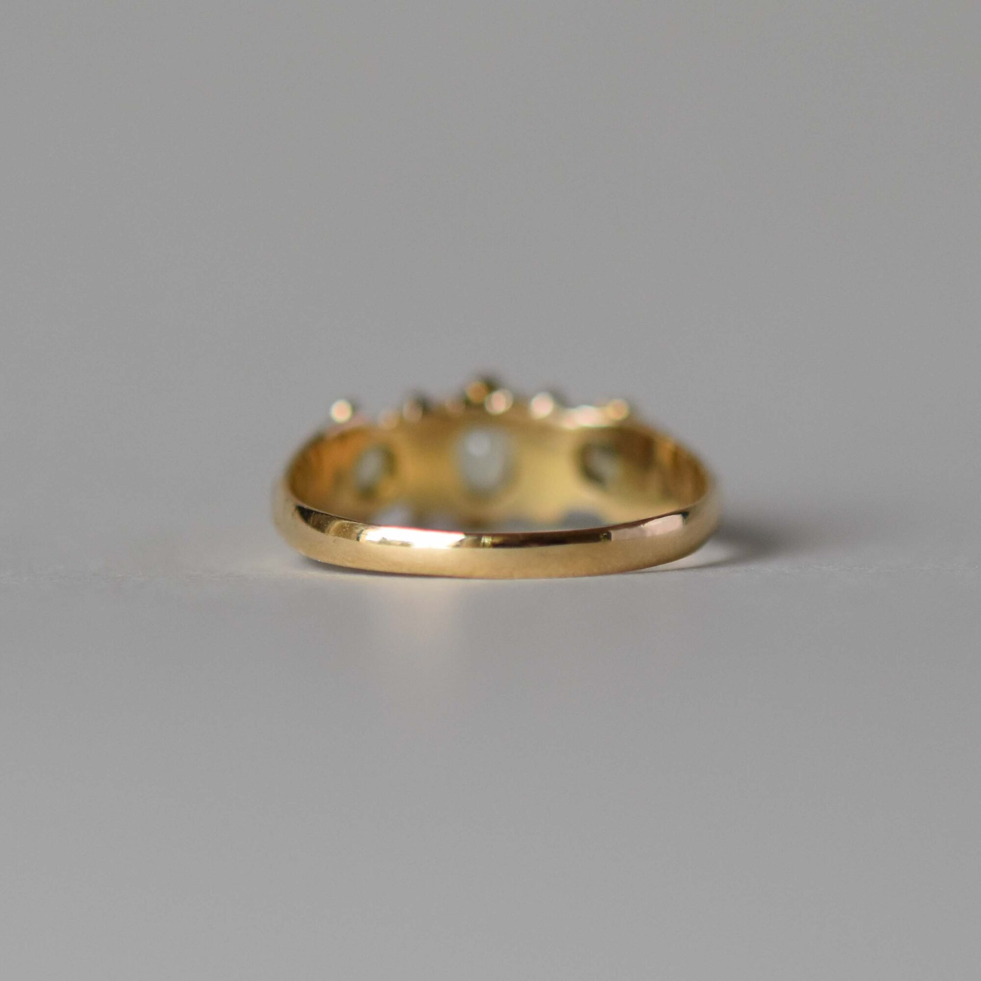 Antique early Victorian 18ct gold chrysoberyl and mini emerald ring c.1850s - Image 5