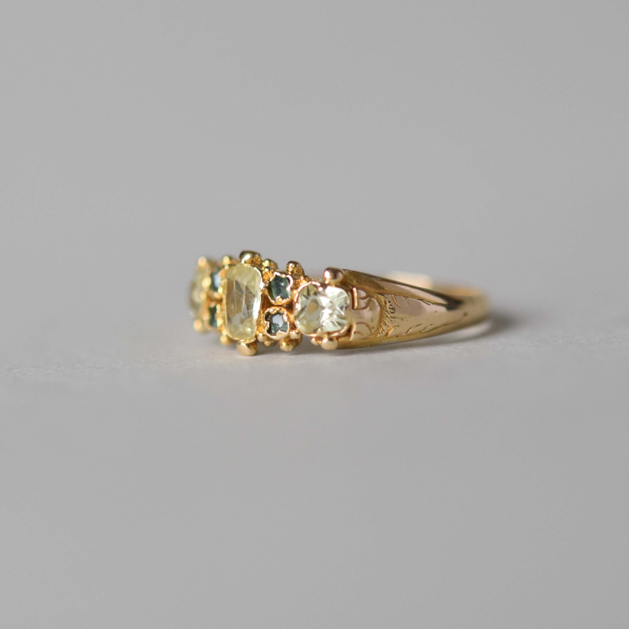 Antique early Victorian 18ct gold chrysoberyl and mini emerald ring c.1850s - Image 3