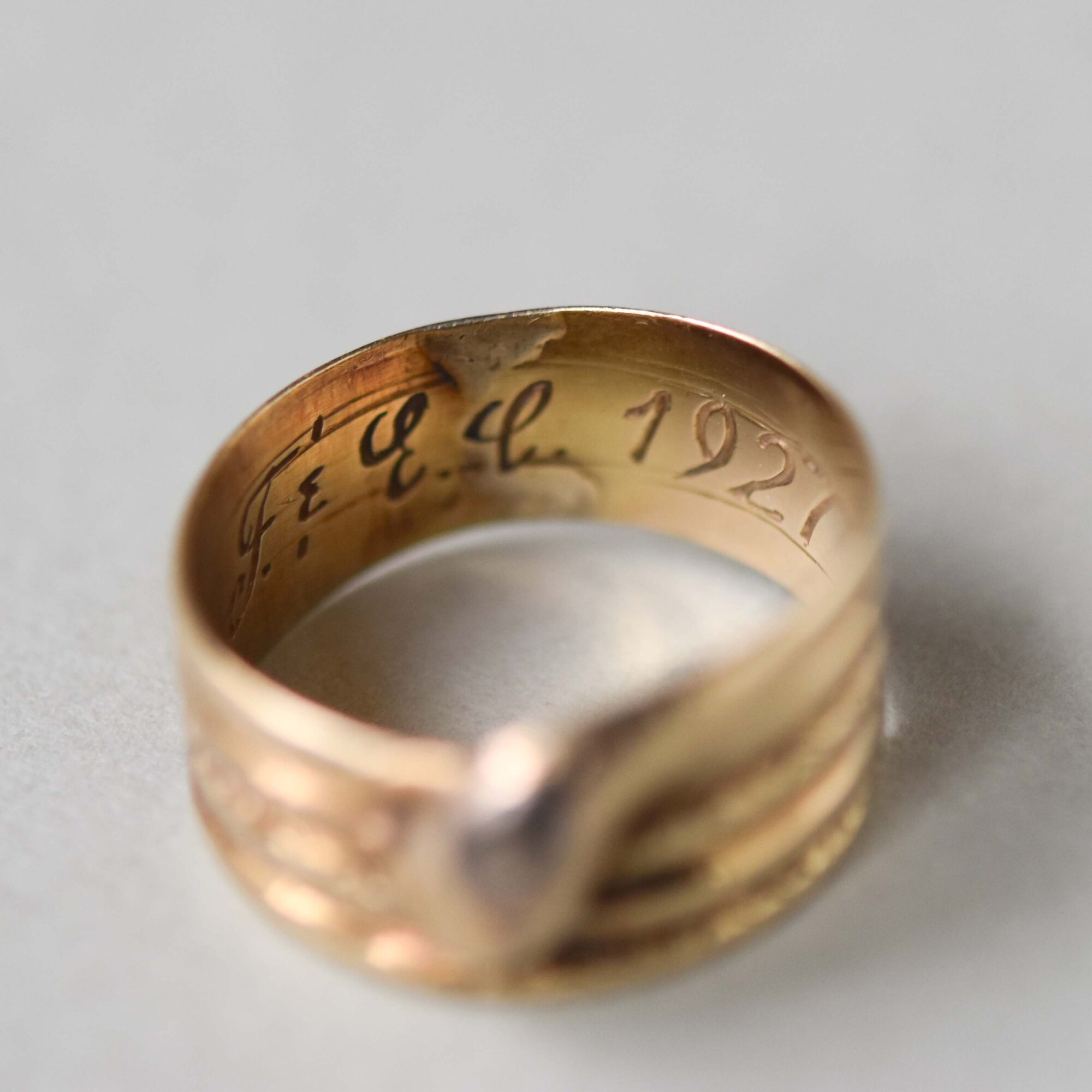 Antique 9ct gold rose cut diamond engraved snake ring - Image 3