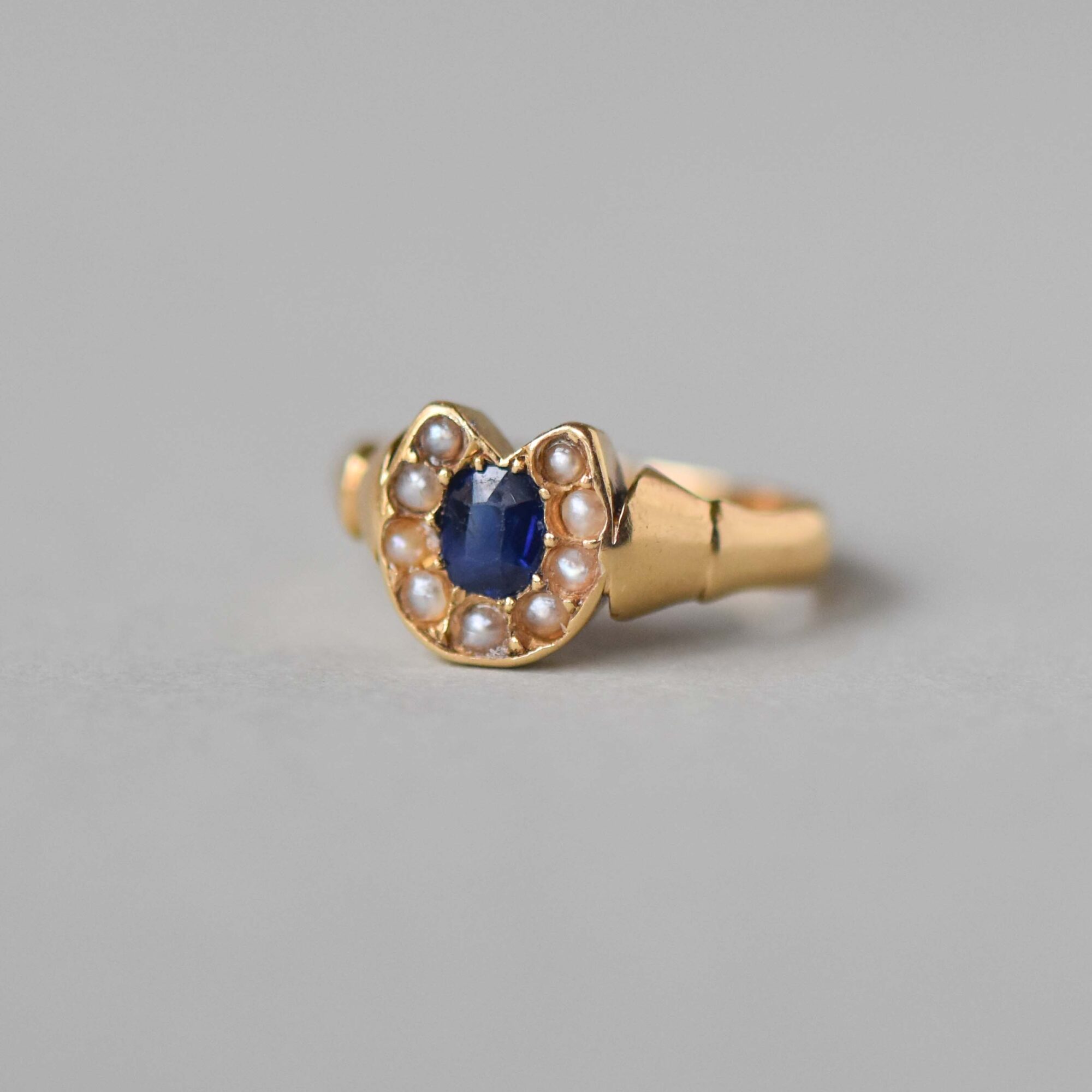 Antique late Georgian 18ct gold sapphire and seed pearl horseshoe ring - Image 2