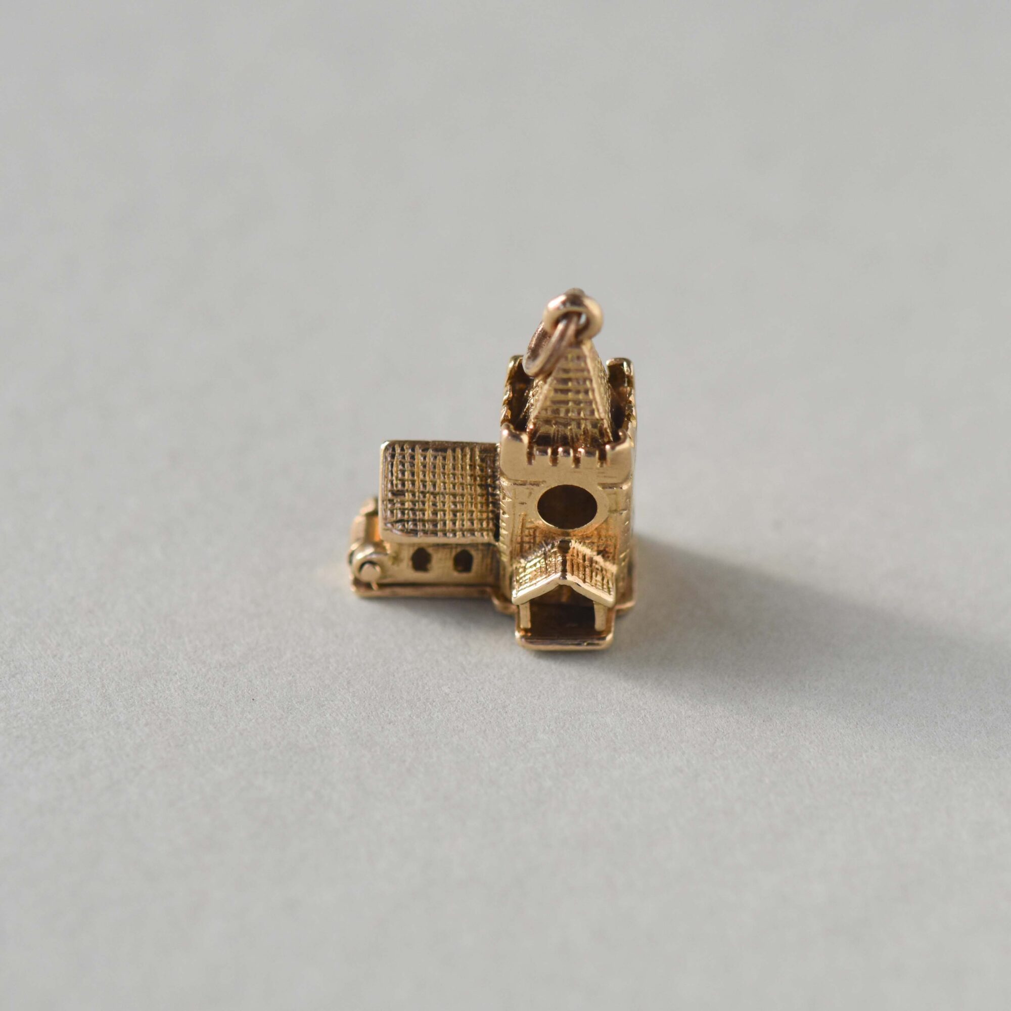 Novelty 9ct gold opening church charm with bride and groom - Image 3