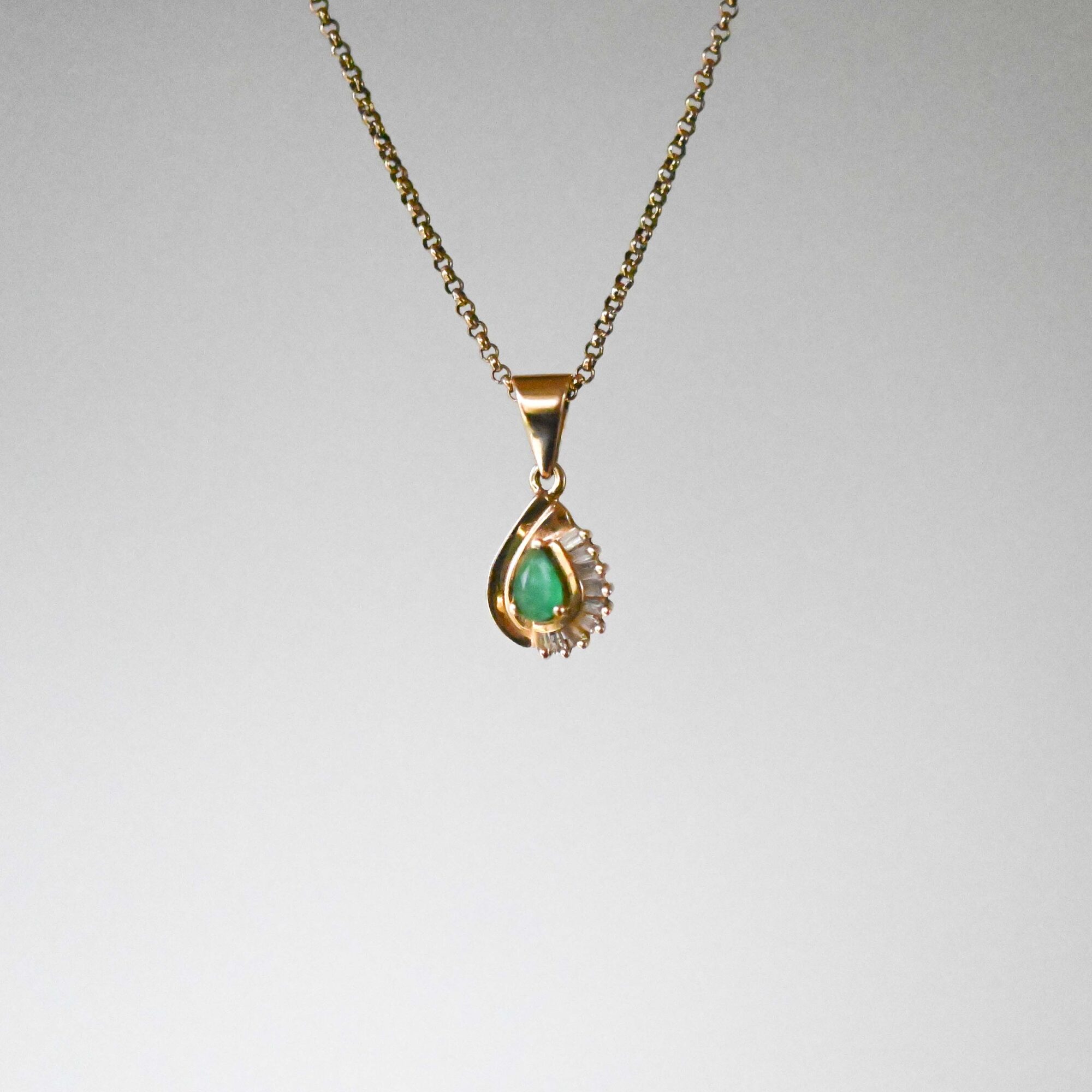 Aesthetic 14ct gold emerald and baguette diamond tear drop pendant - Image 3