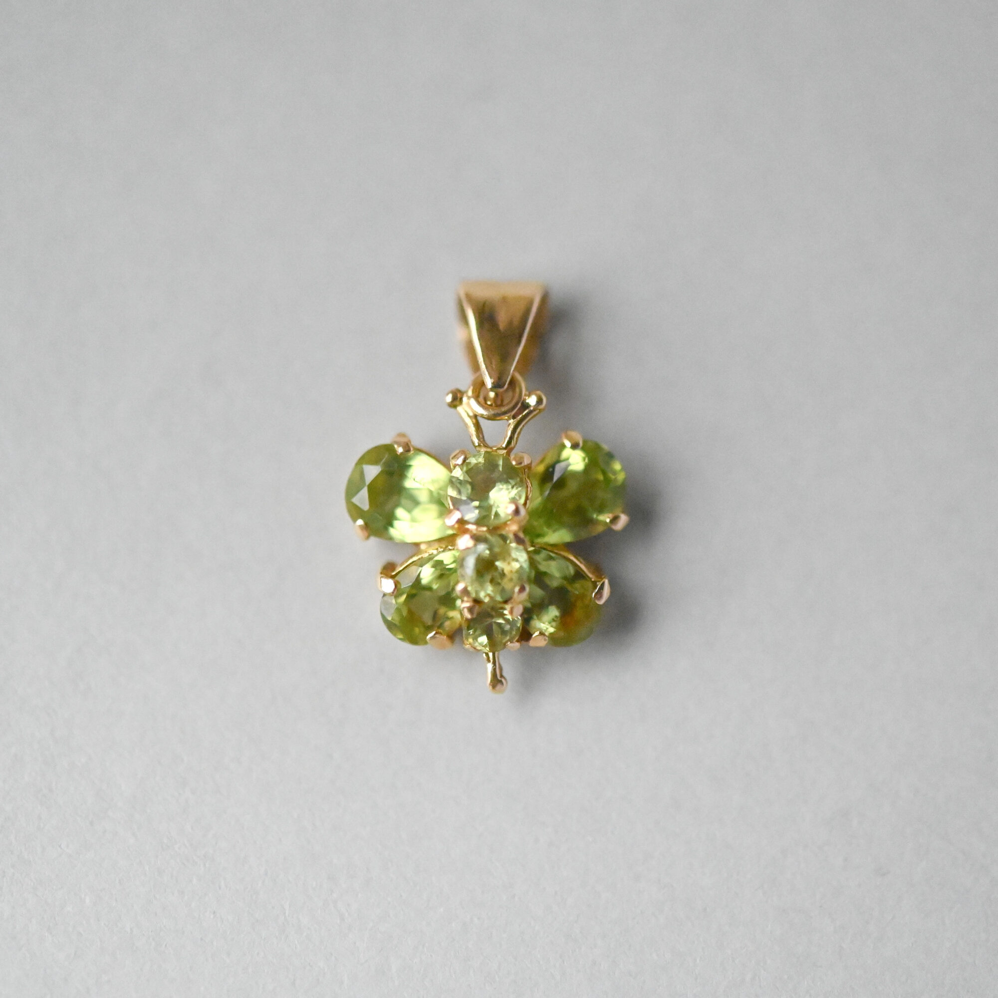 Cutie 18ct gold contemporary peridot butterfly pendant