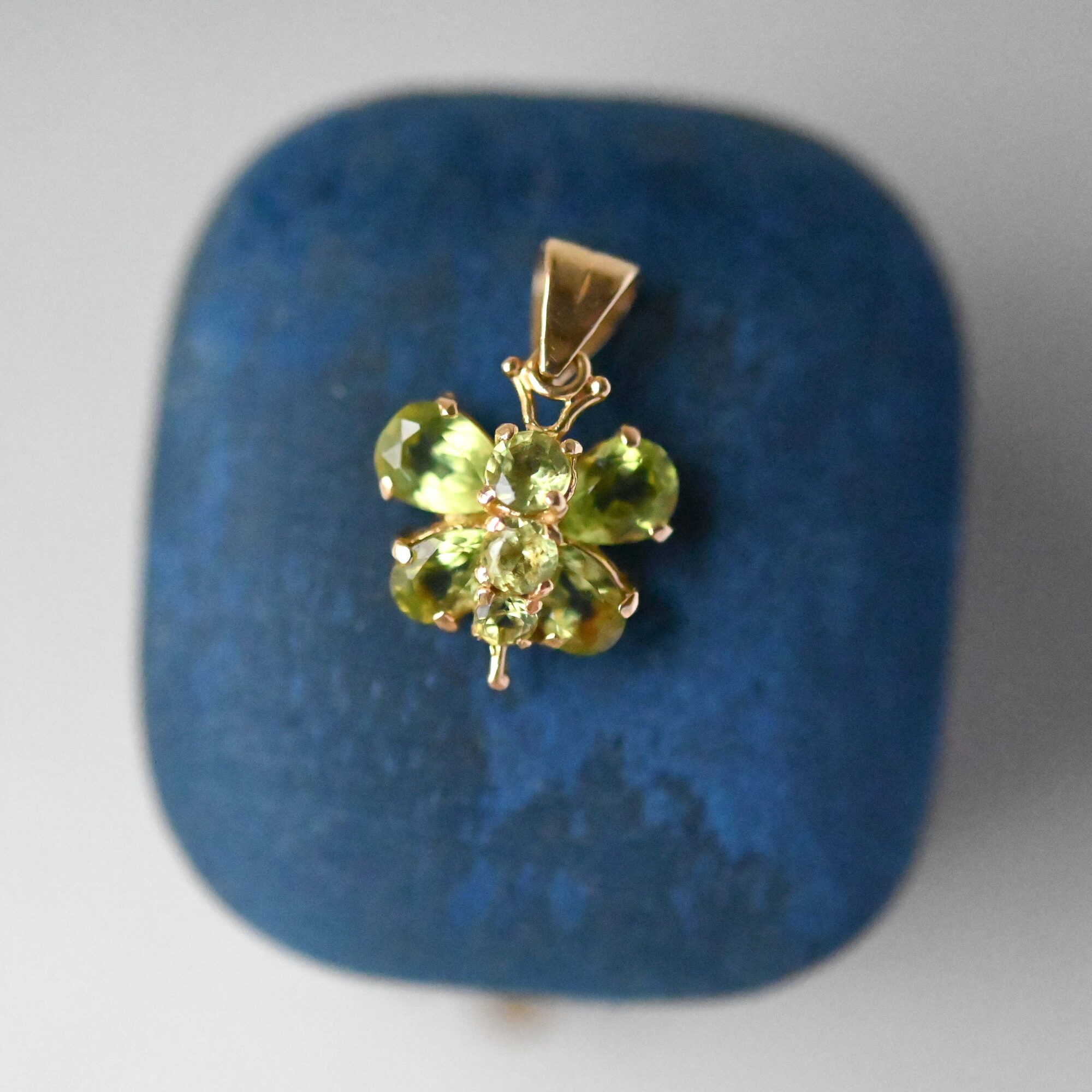 Cutie 18ct gold contemporary peridot butterfly pendant - Image 3
