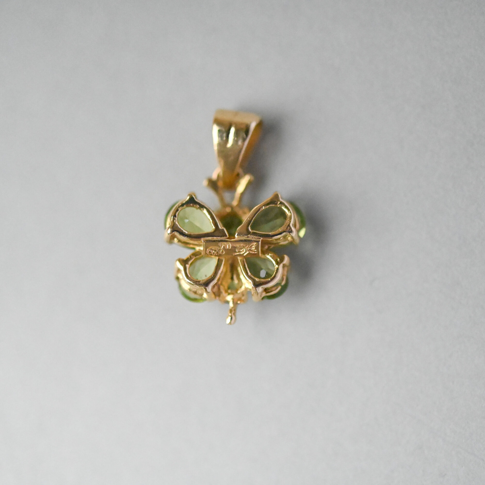 Cutie 18ct gold contemporary peridot butterfly pendant - Image 4