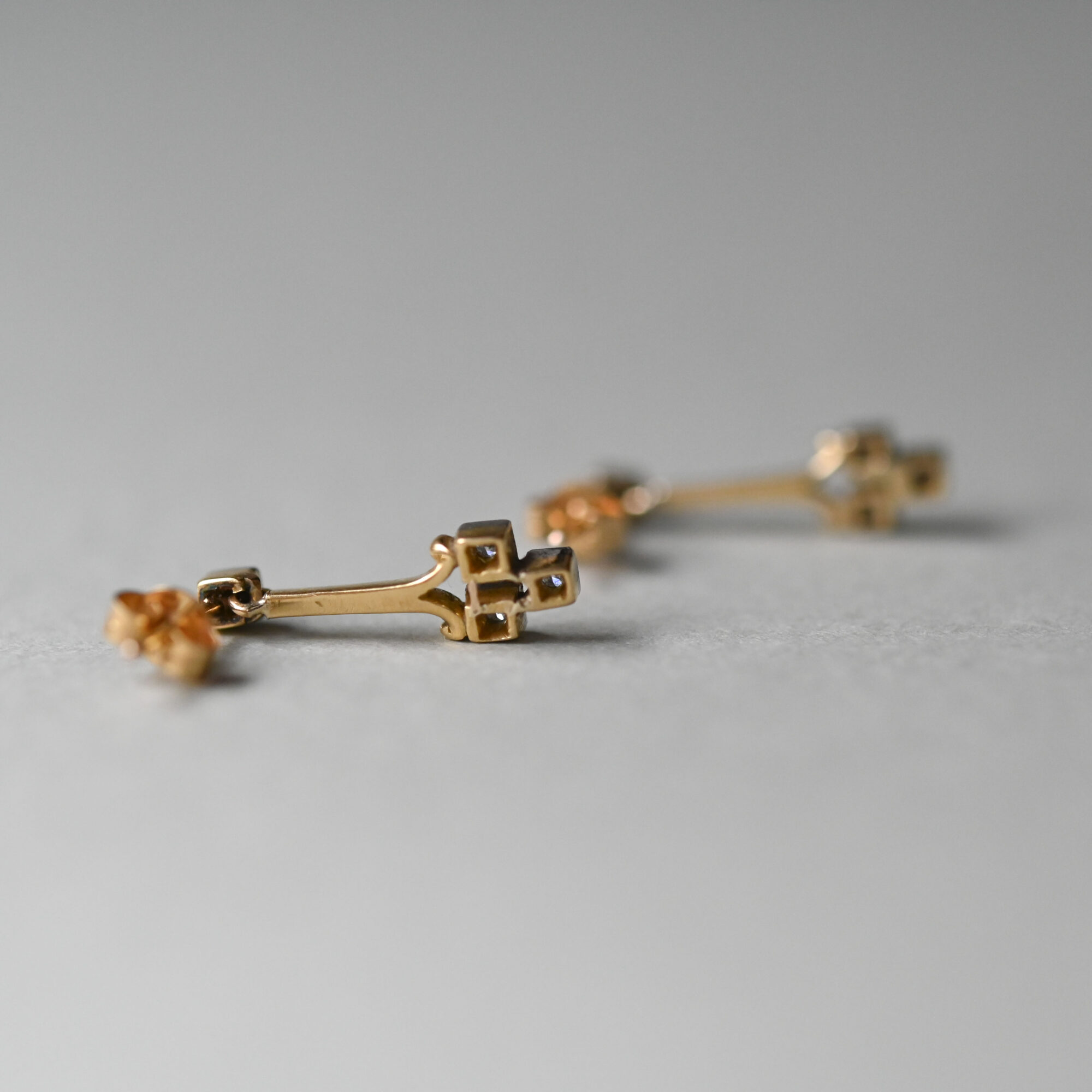 Pair of Art Deco 18ct gold and platinum diamond earrings - Image 5