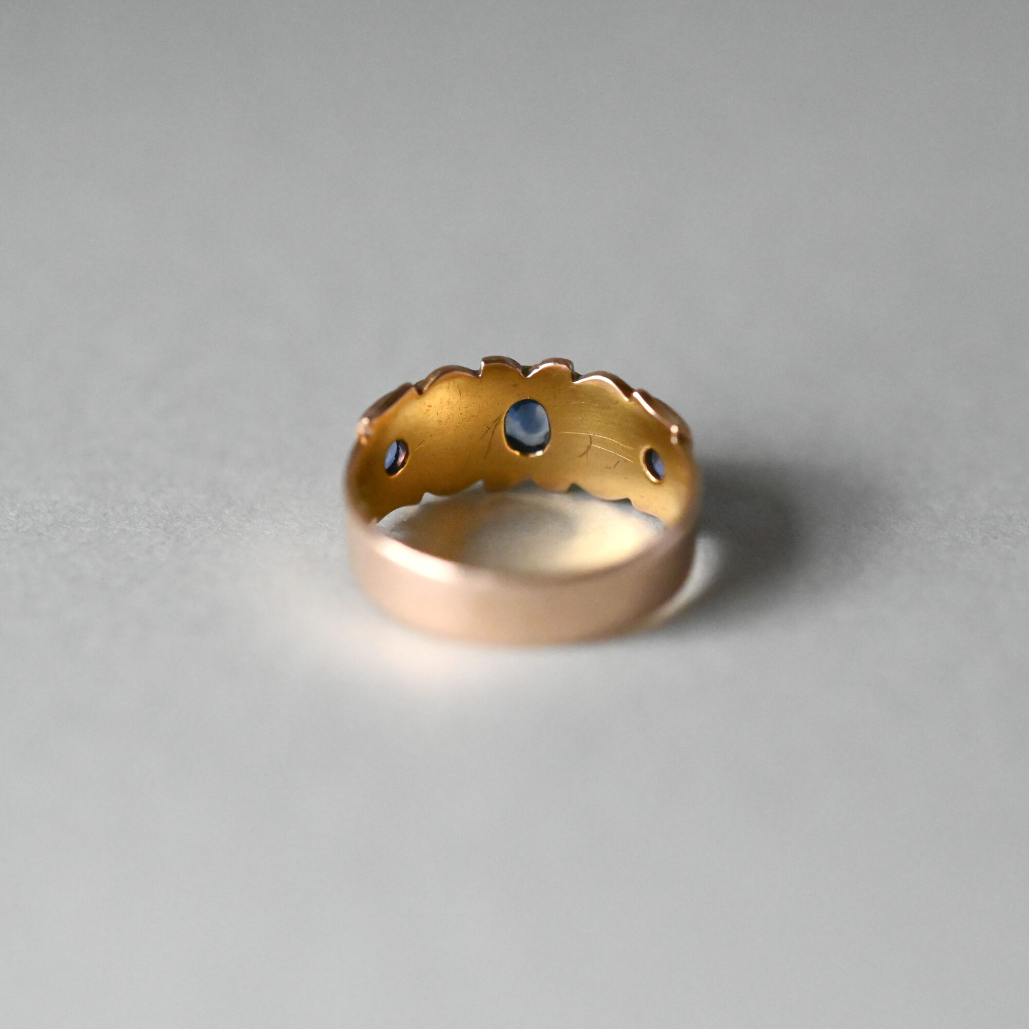 Victorian 15ct gold sapphire and rose cut diamond starburst band ring - Image 4
