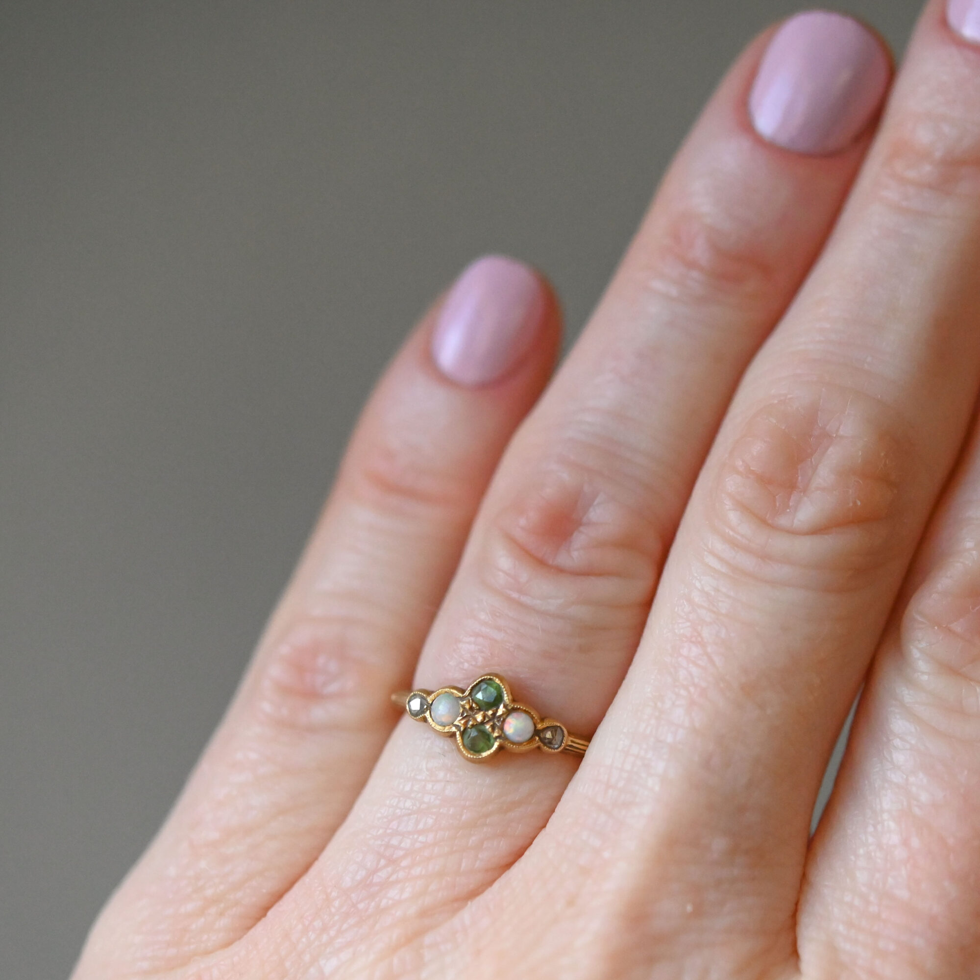 Antique Edwardian 9ct gold opal, peridot and rose cut diamond ring - Image 3
