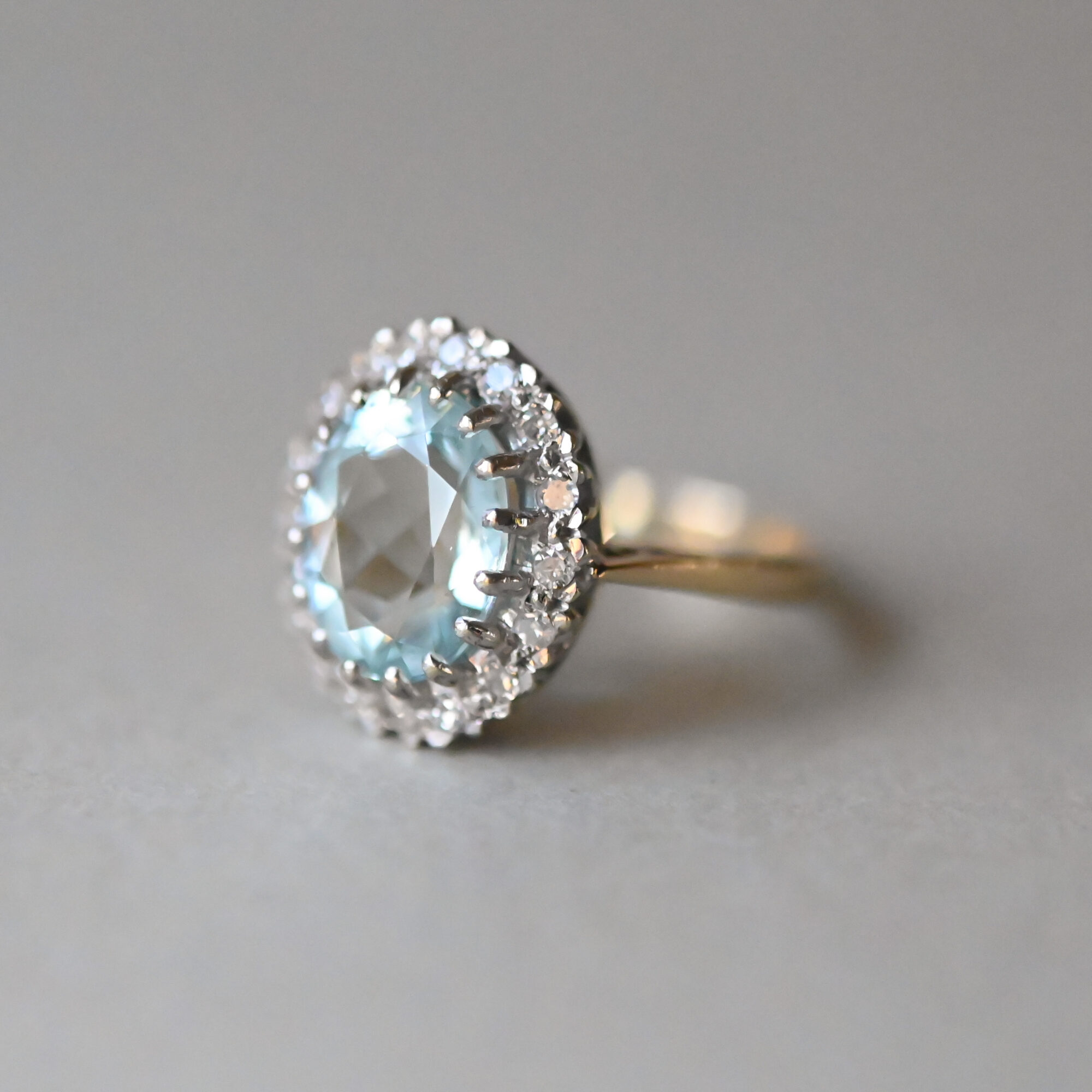 Classic 9ct gold 3.0 carat aquamarine and diamond ring - Image 2