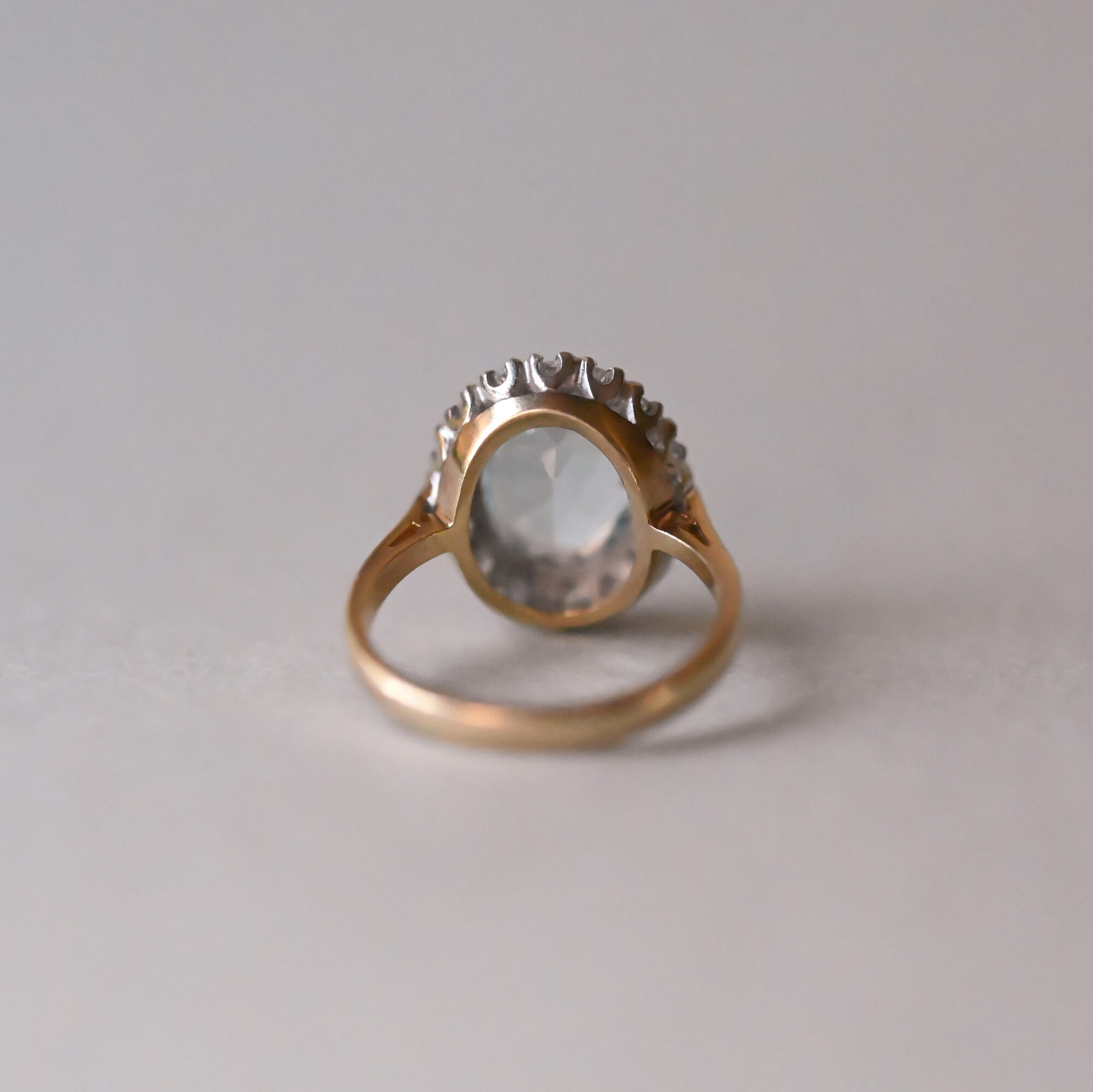 Classic 9ct gold 3.0 carat aquamarine and diamond ring - Image 4