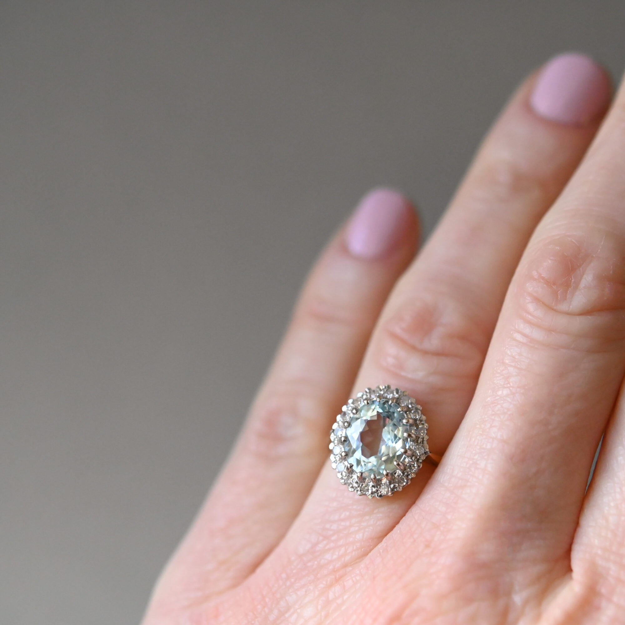 Classic 9ct gold 3.0 carat aquamarine and diamond ring - Image 3