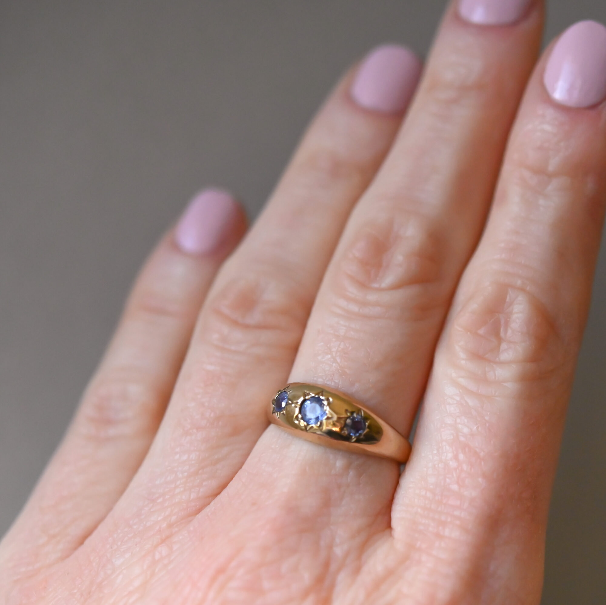 Contemporary 9ct gold cornflower sapphire starburst band ring