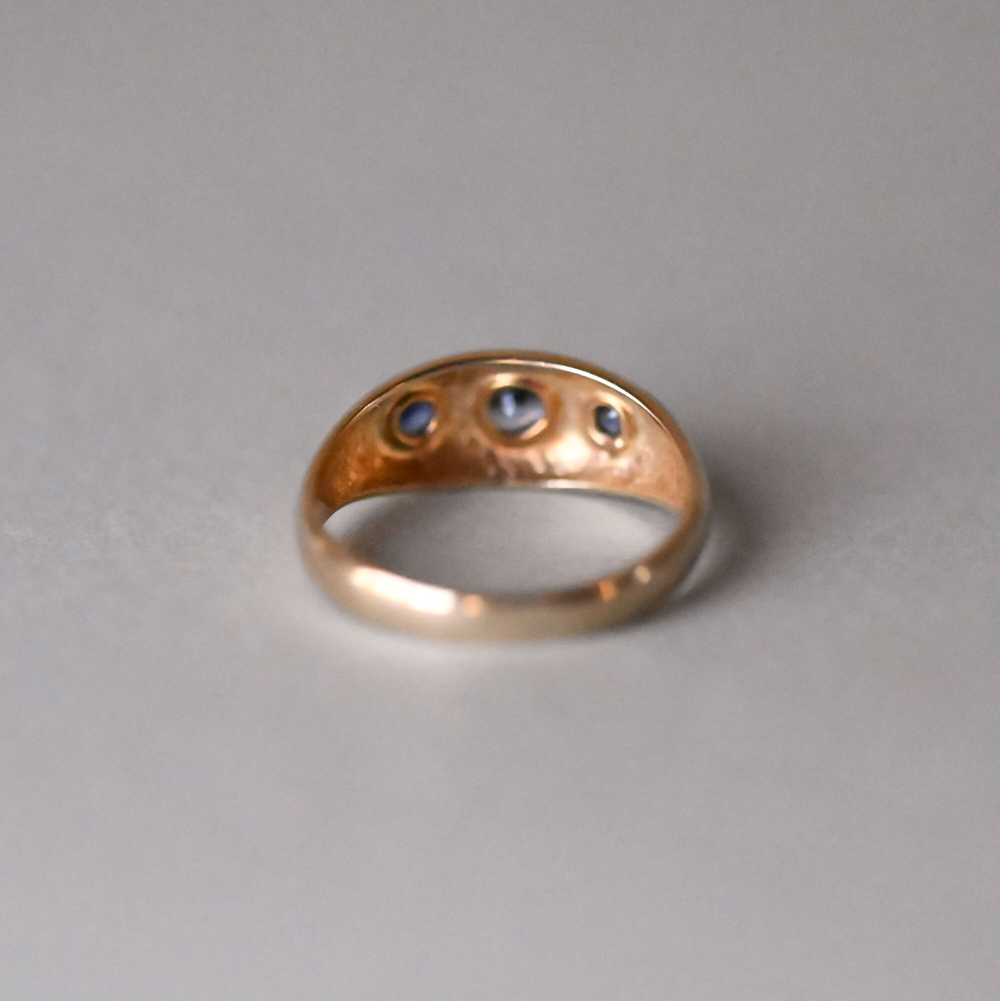 Contemporary 9ct gold cornflower sapphire starburst band ring - Image 2