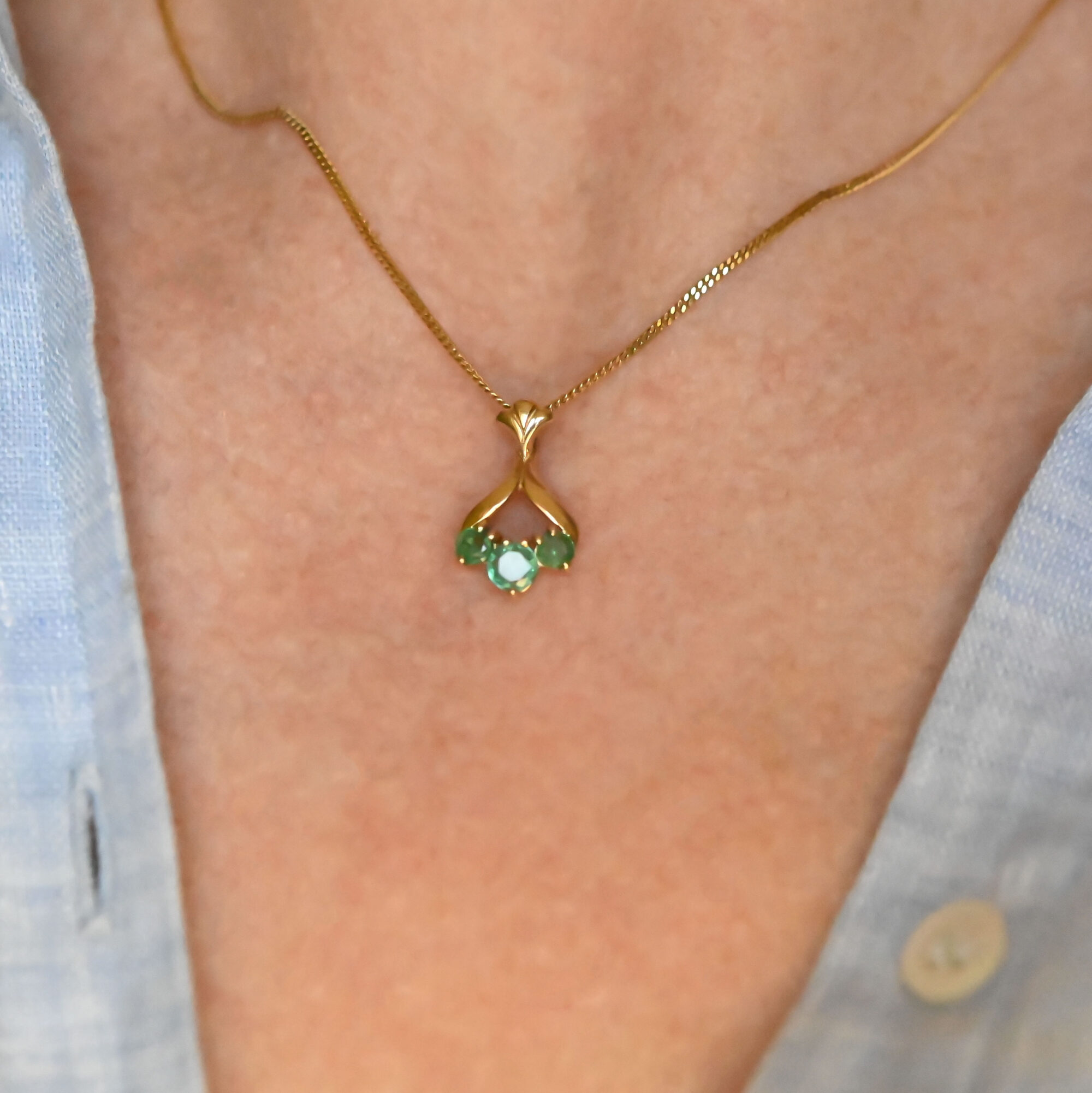 Aesthetic 9ct gold graduated emerald three stone pendant necklace - Image 2
