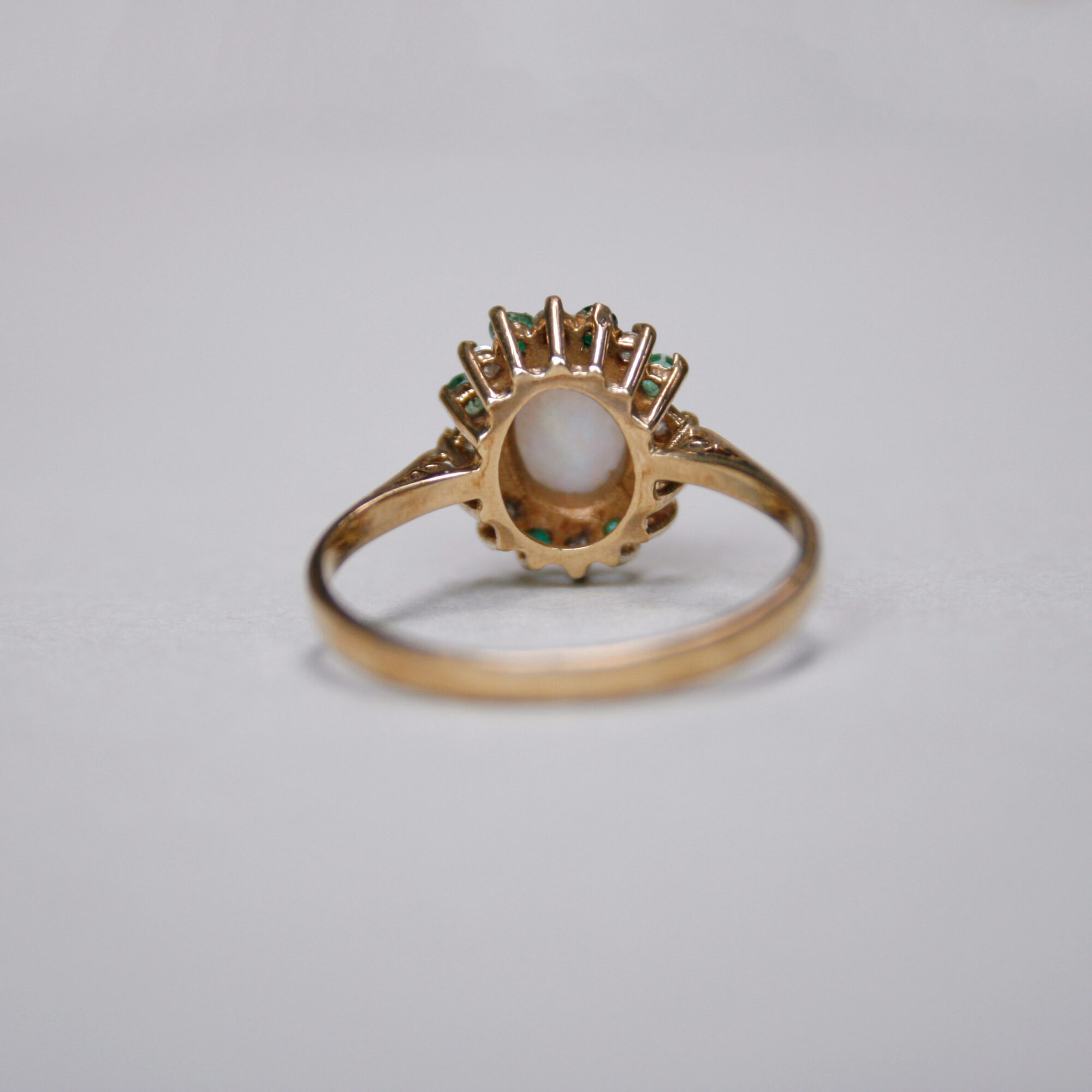 Vintage 9ct gold opal, emerald and mini diamond cluster ring - Image 4