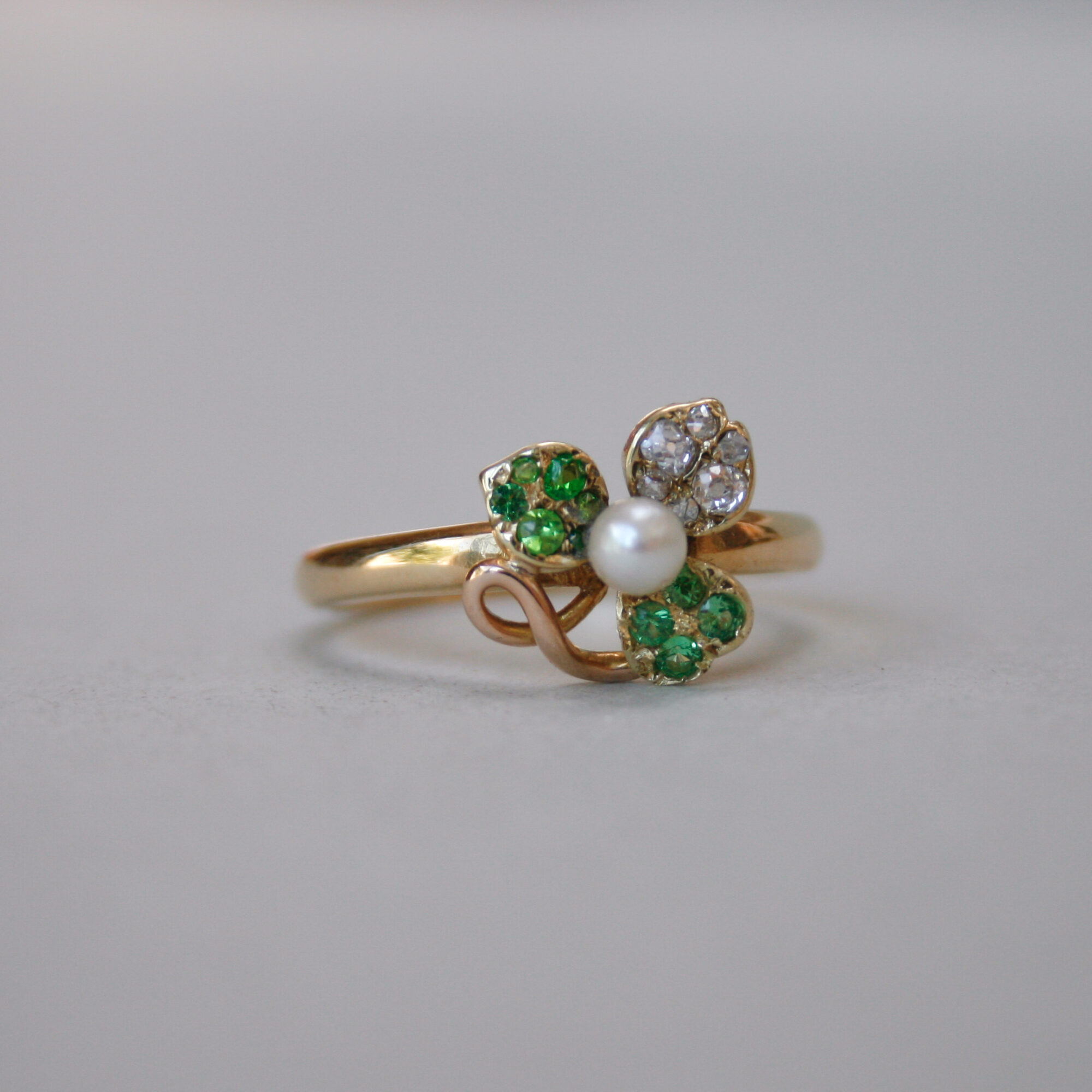 Antique late Victorian 18ct gold demantoid garnet, pearl and diamond shamrock ring - Image 2