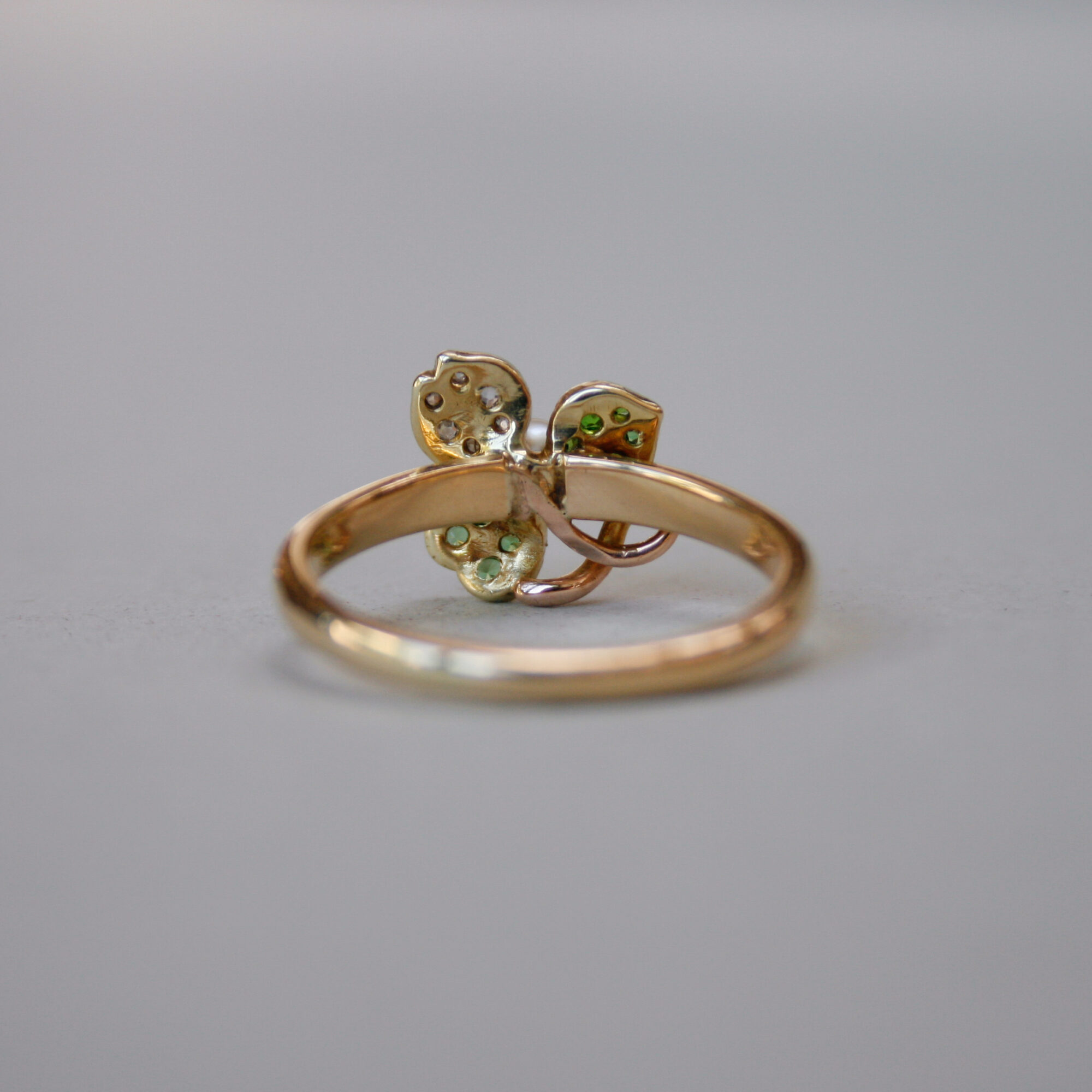 Antique late Victorian 18ct gold demantoid garnet, pearl and diamond shamrock ring - Image 4