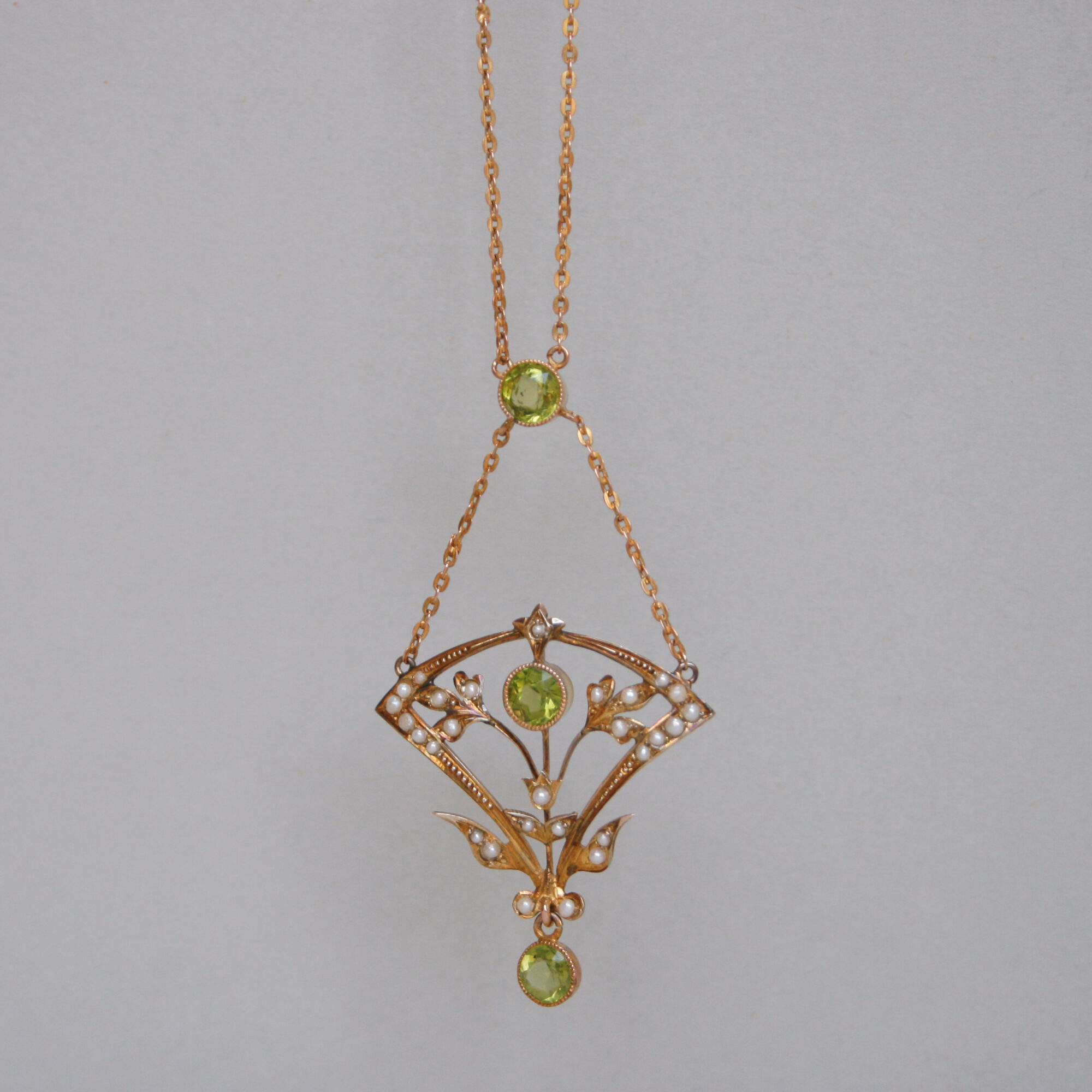 Antique Edwardian 9ct gold peridot and pearl lavalier necklace c.1910