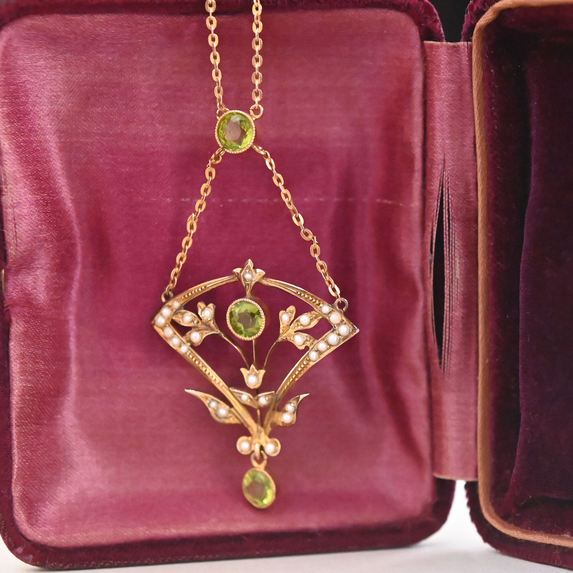 Antique Edwardian 9ct gold peridot and pearl lavalier necklace c.1910 - Image 2