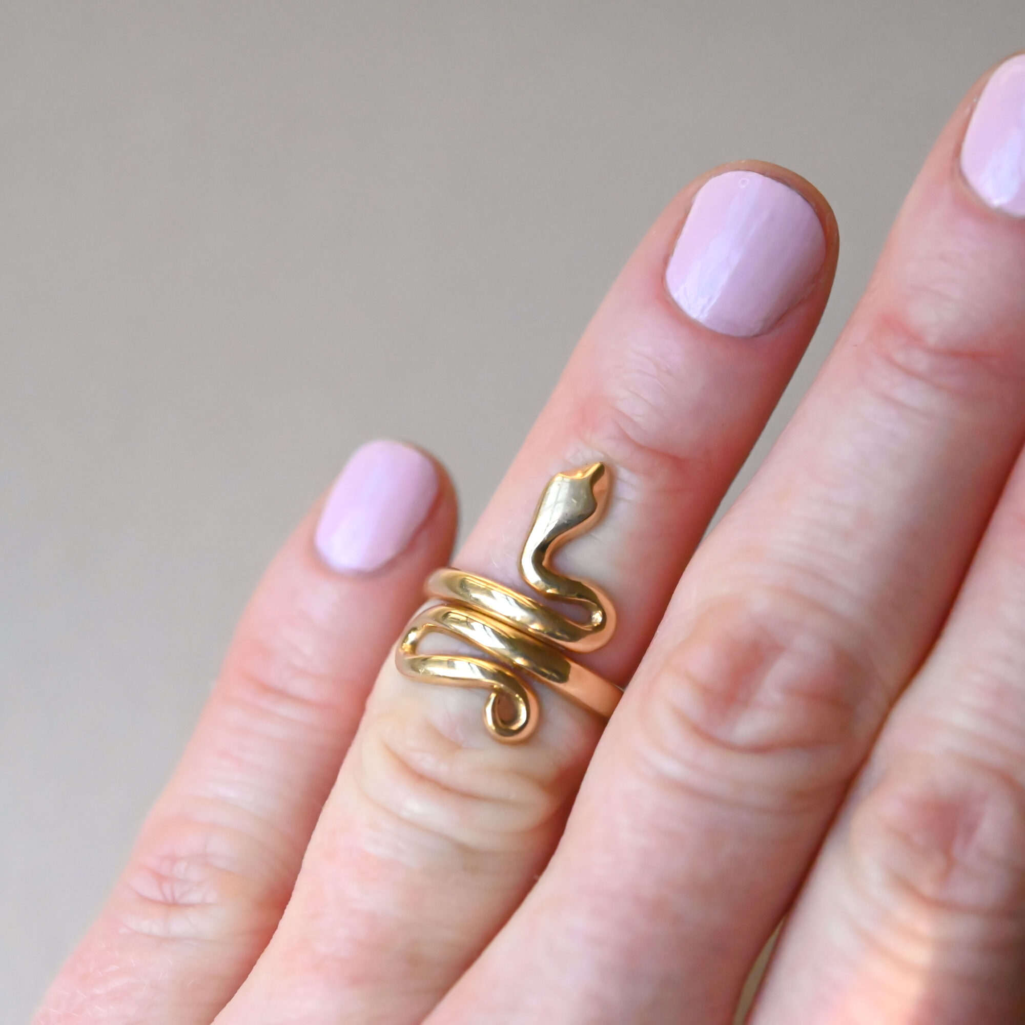 Contemporary 18ct gold snake ring - Image 3