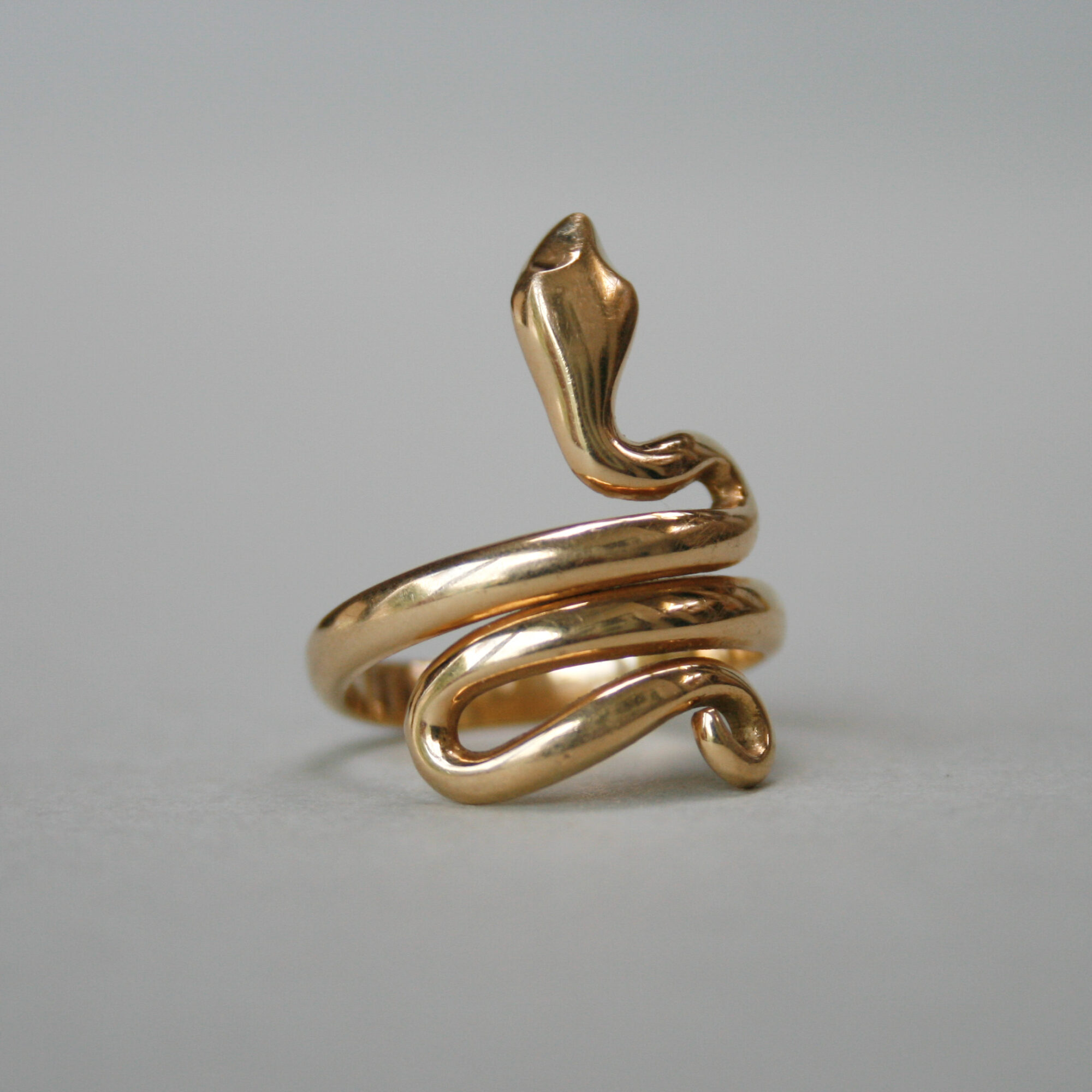 Contemporary 18ct gold snake ring - Image 2