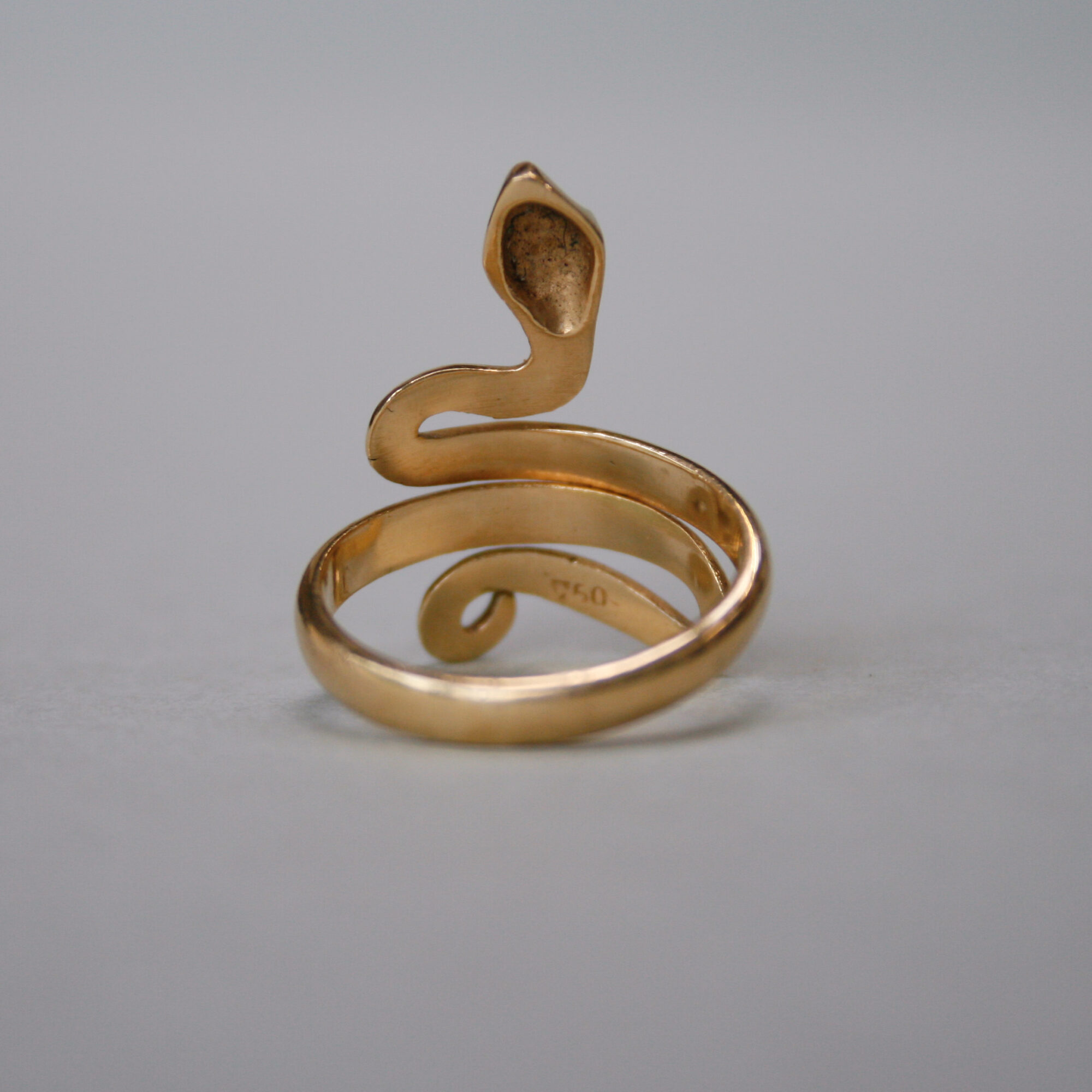 Contemporary 18ct gold snake ring - Image 5