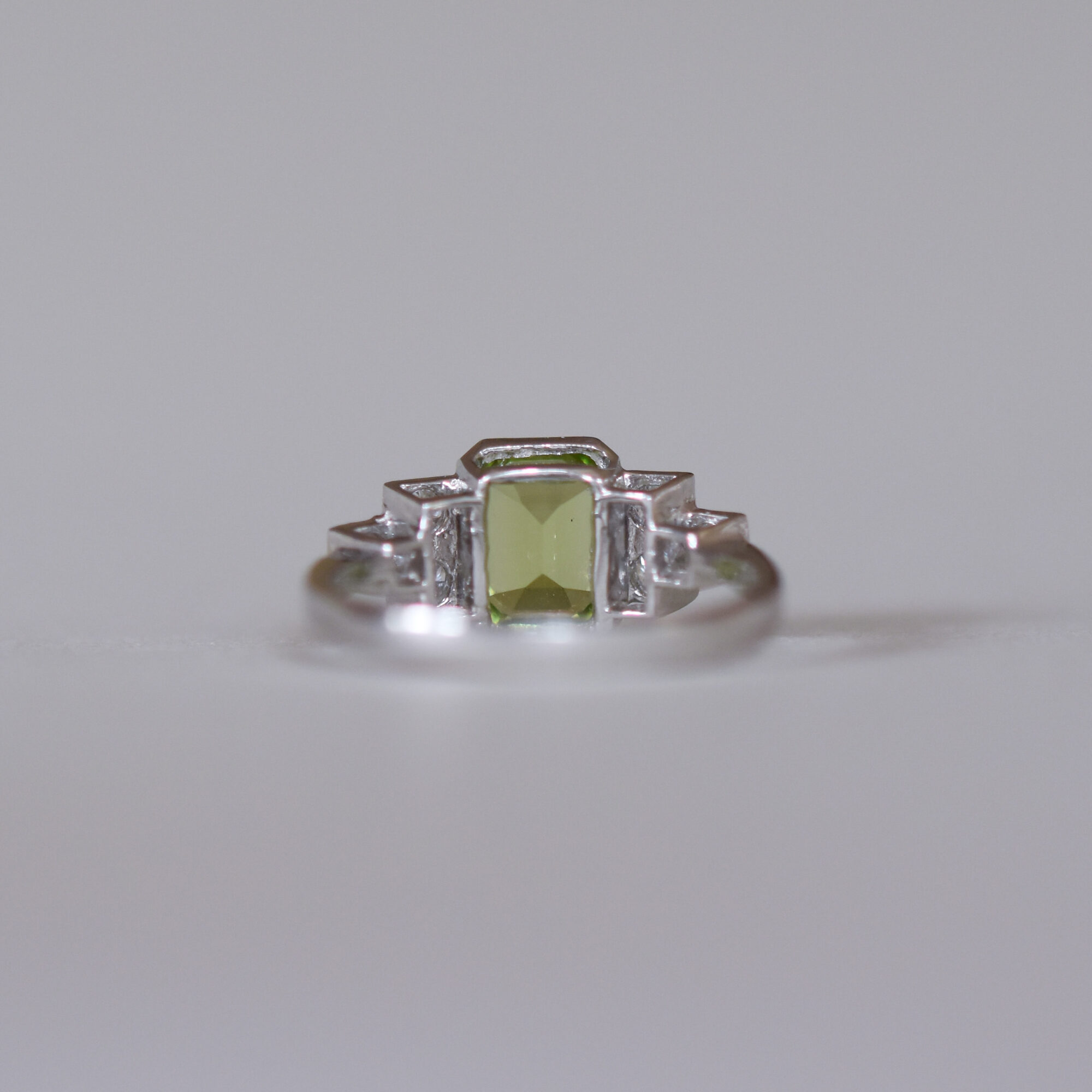 Contemporary Art Deco design peridot and diamond platinum ring - Image 4