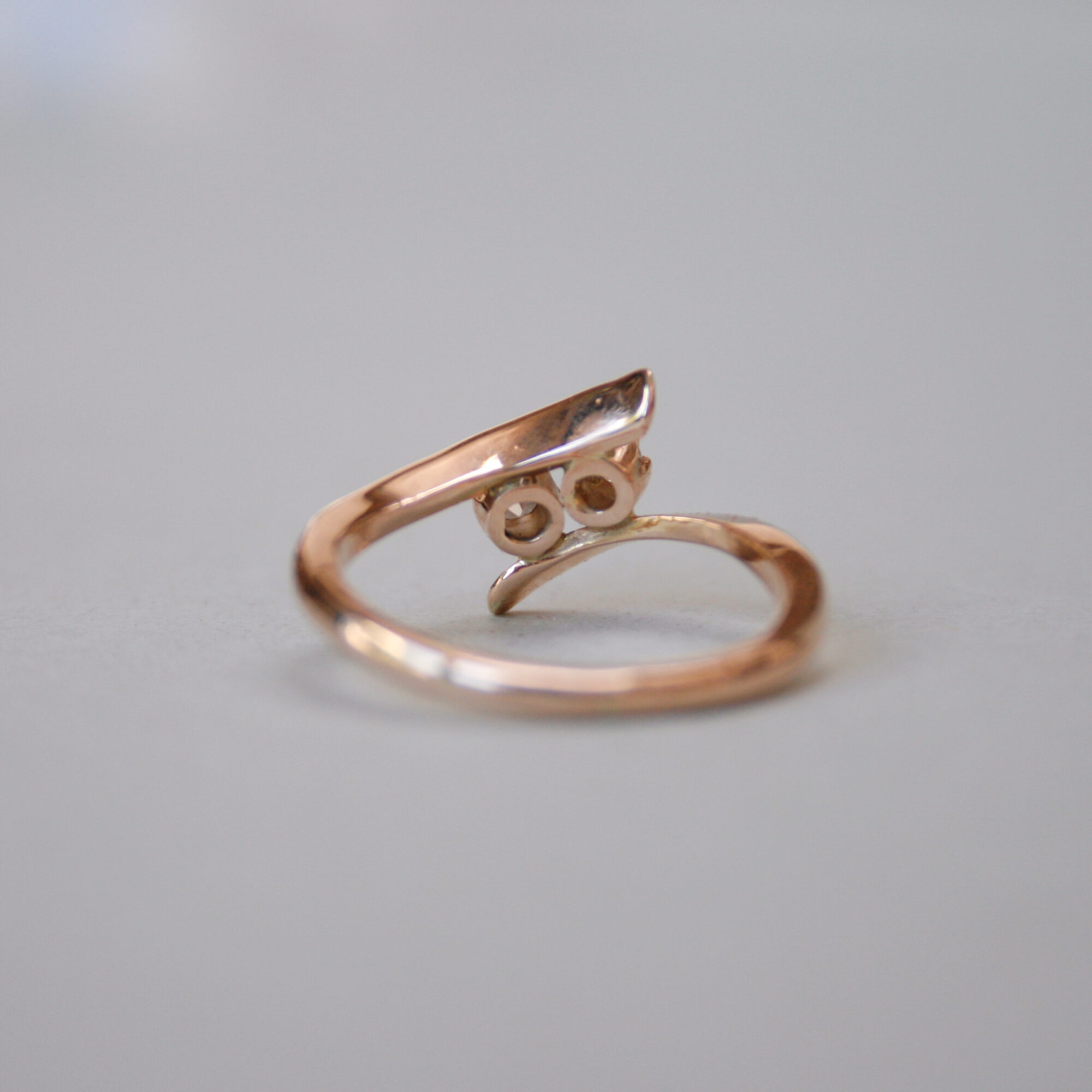 Aesthetic 14ct gold rose cut diamond toi et moi crossover ring - Image 4