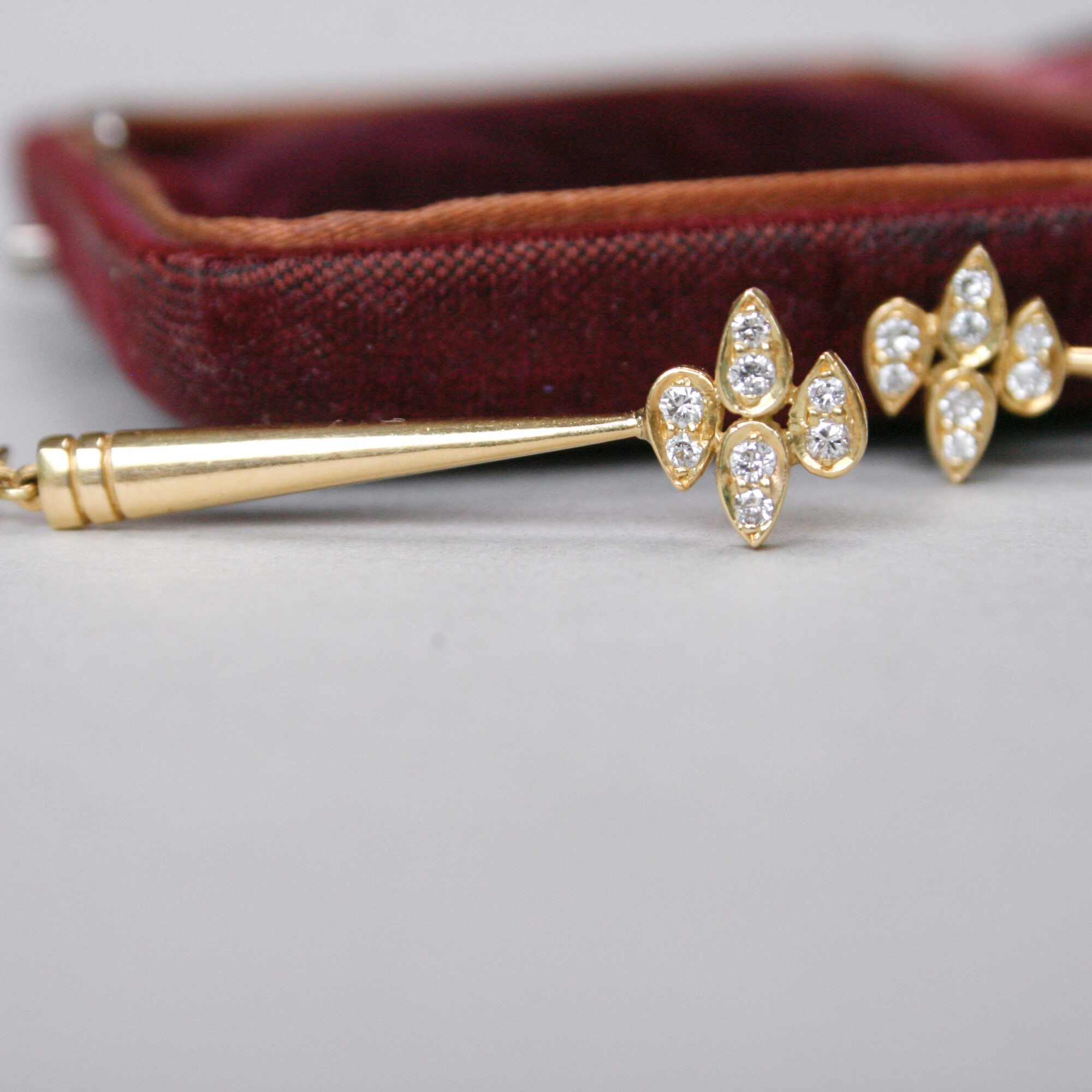 Aesthetic pair of 18ct gold diamond drop earrings - Image 3