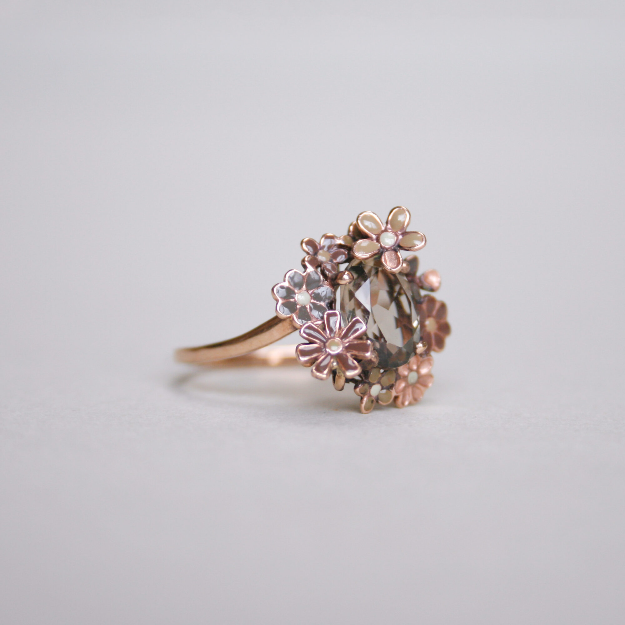 Aesthetic 9ct rose gold enamel flower and quartz ring - Image 2