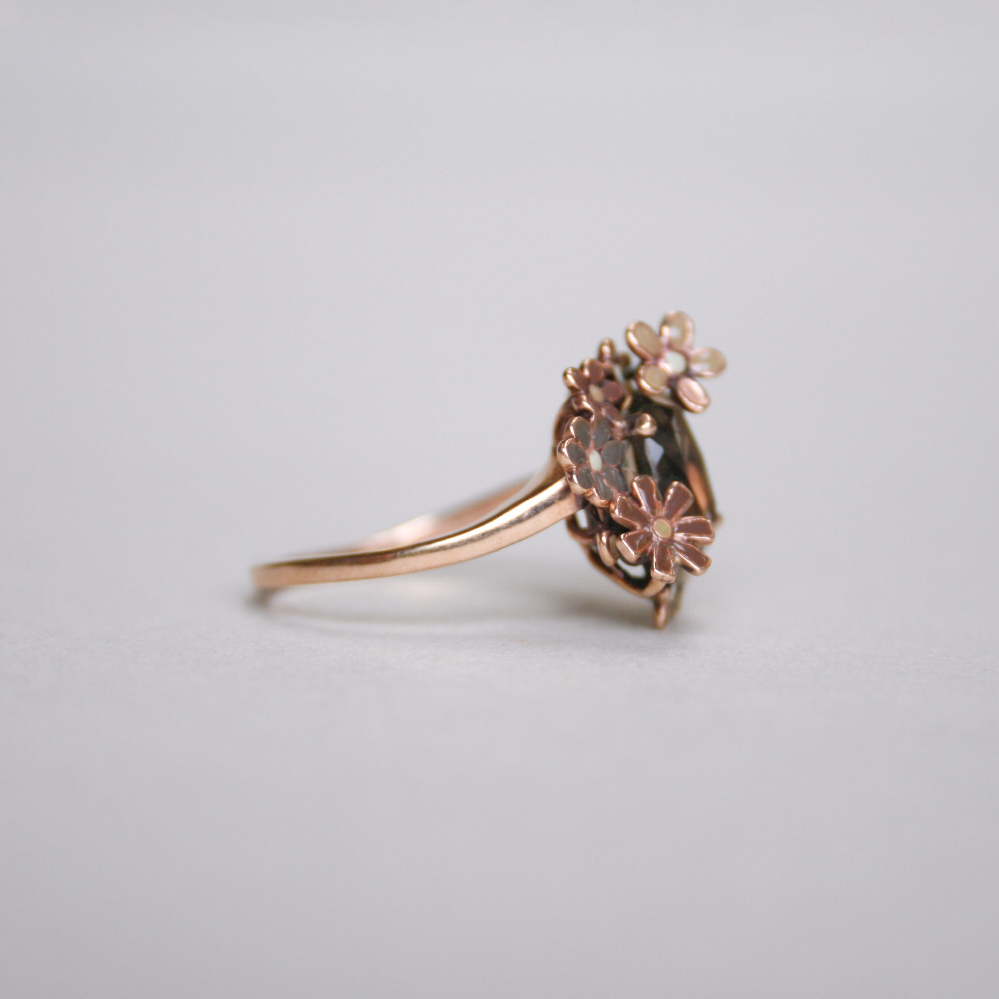 Aesthetic 9ct rose gold enamel flower and quartz ring - Image 3