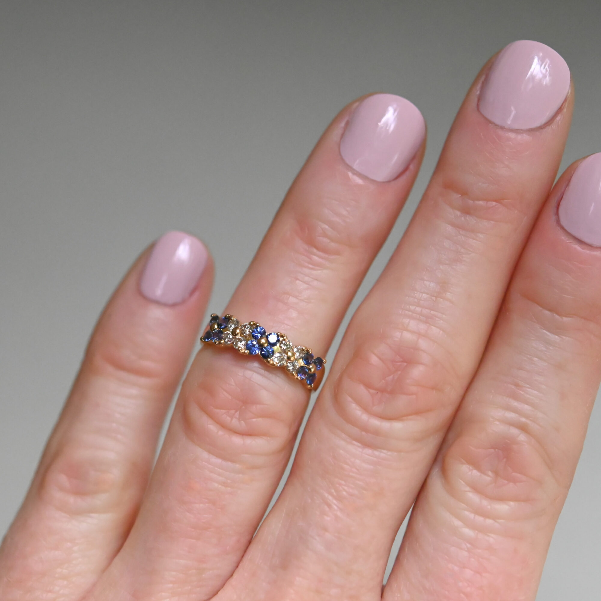 Aesthetic 18ct gold sapphire and diamond quatrefoil flower band ring - Image 3