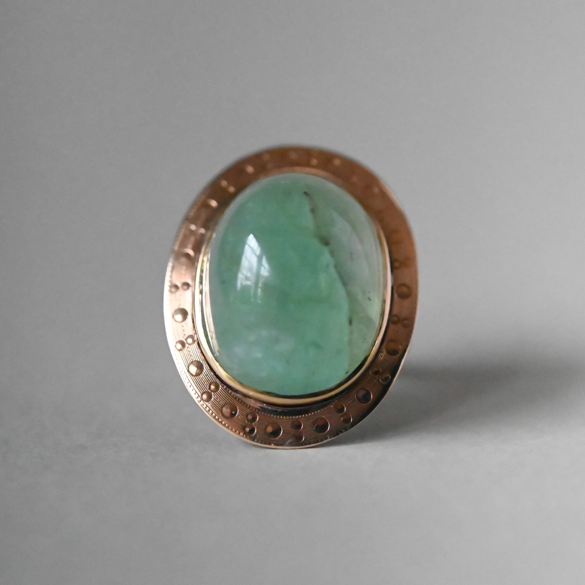 Bespoke 18ct gold emerald cabochon ring, 29.58 carats