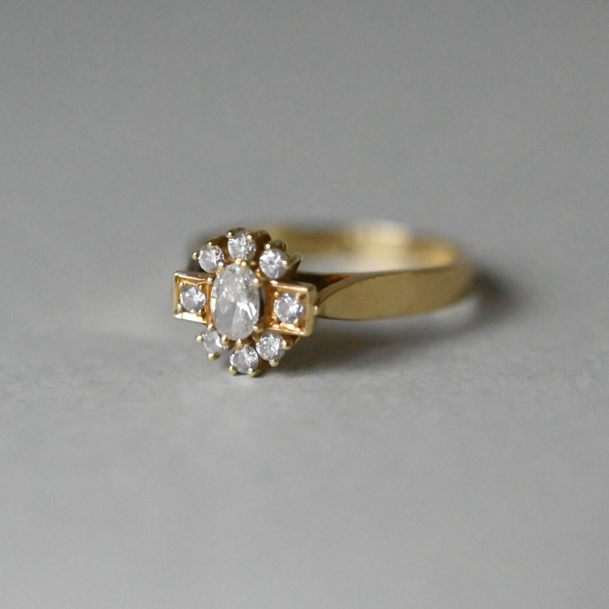 Bespoke 18ct gold oval diamond starburst cluster ring - Image 2