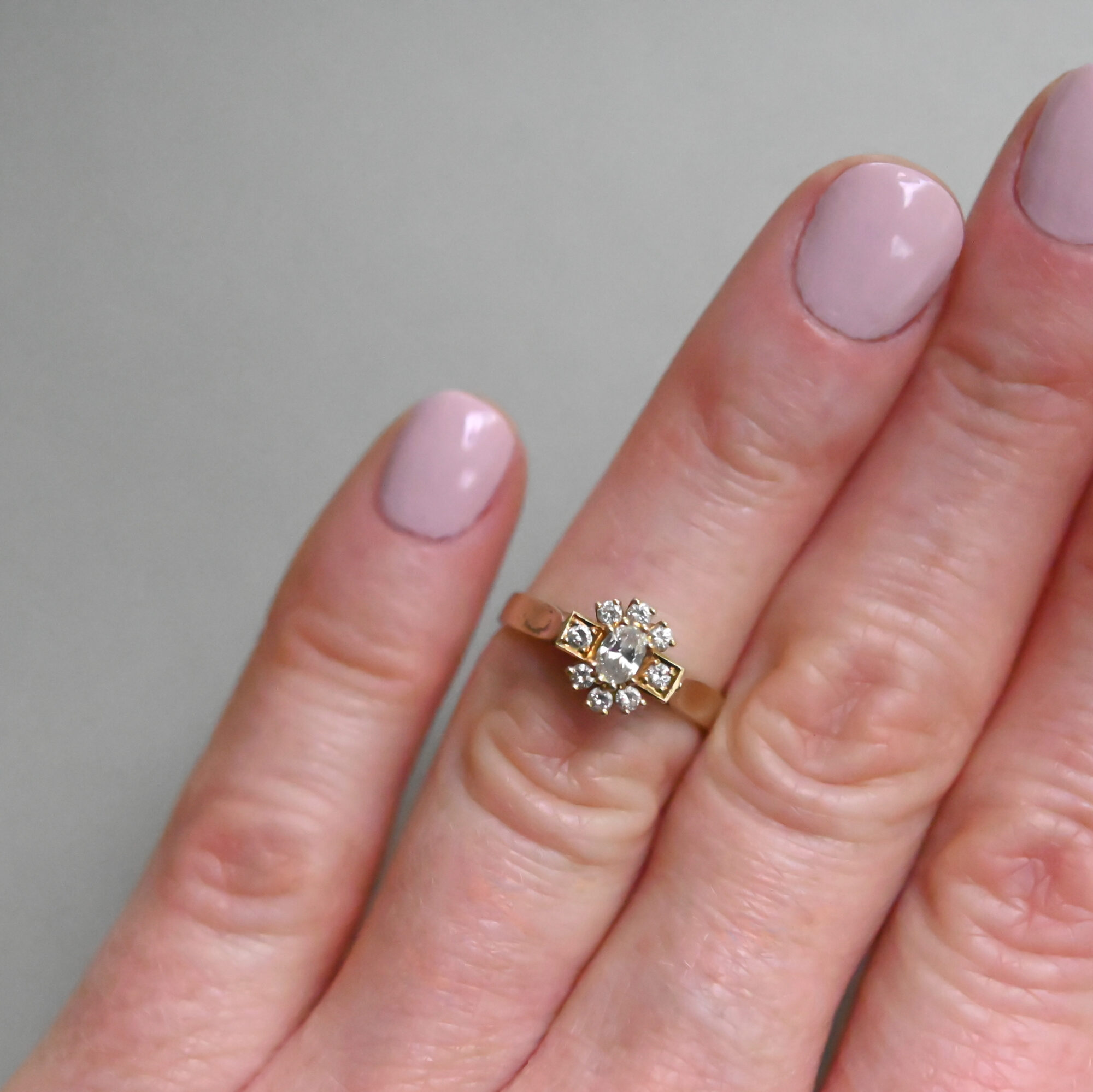 Bespoke 18ct gold oval diamond starburst cluster ring - Image 3