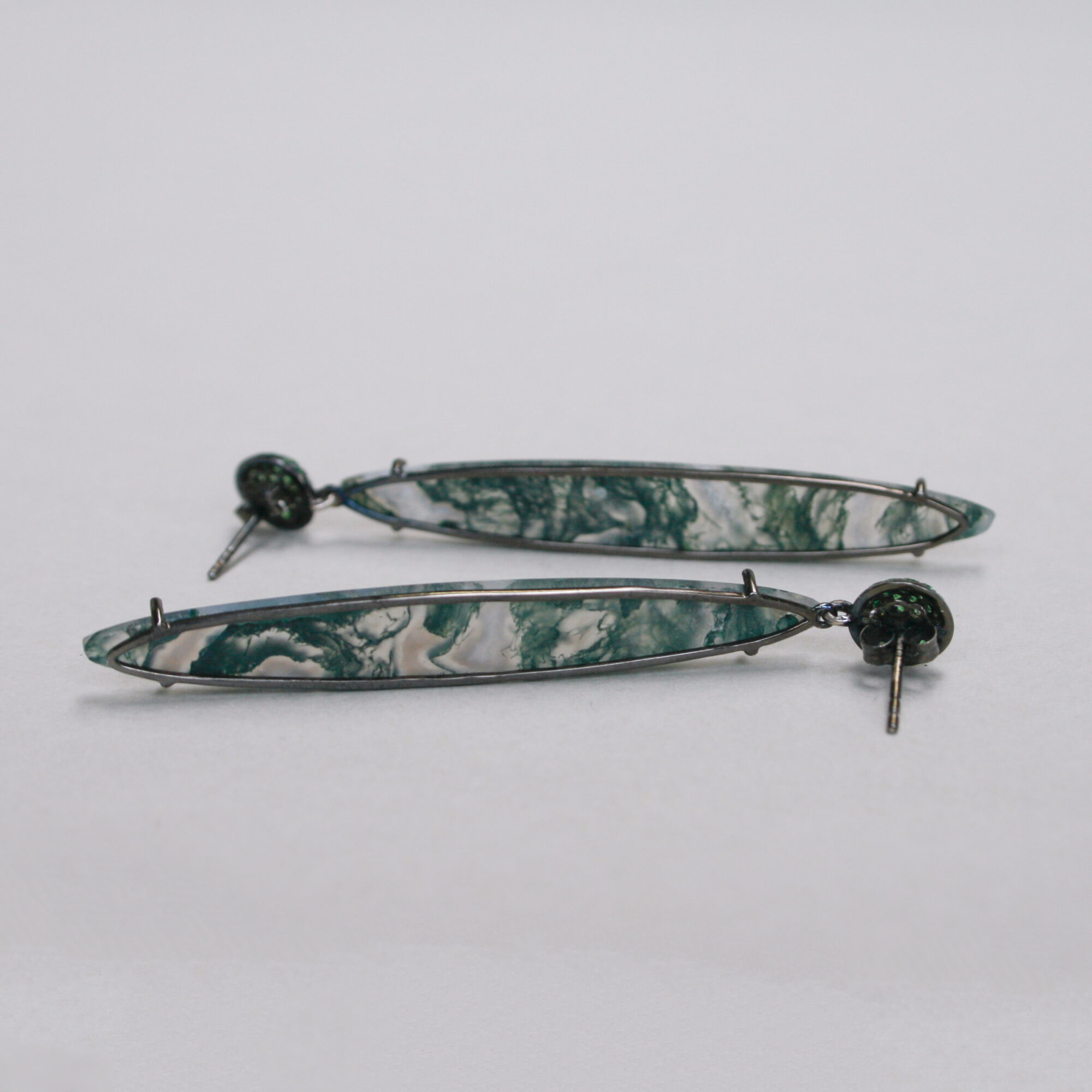 Contemporary pair of moss agate and green garnet 18ct black gold earrings - Image 3