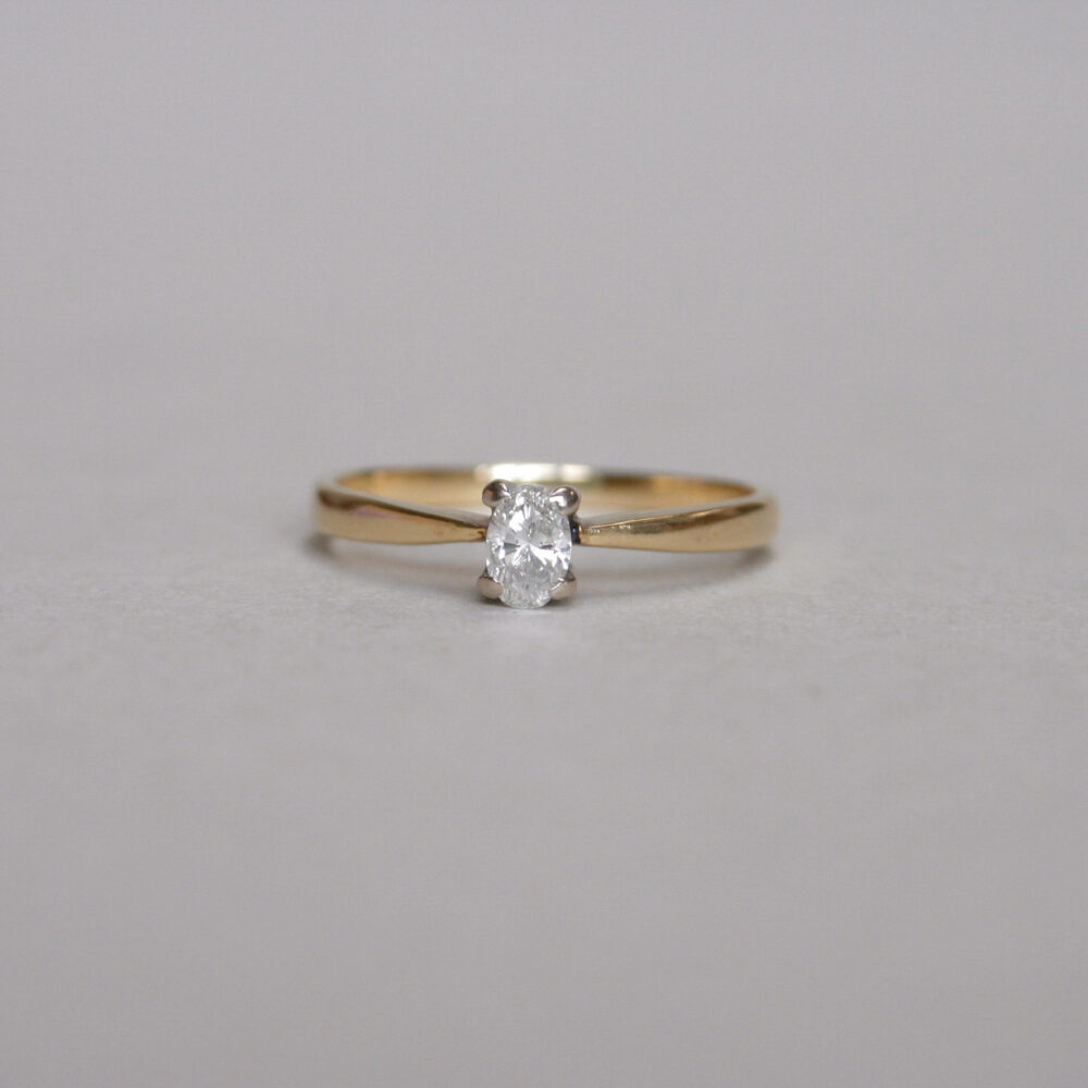 Classic 18ct gold oval diamond engagement ring