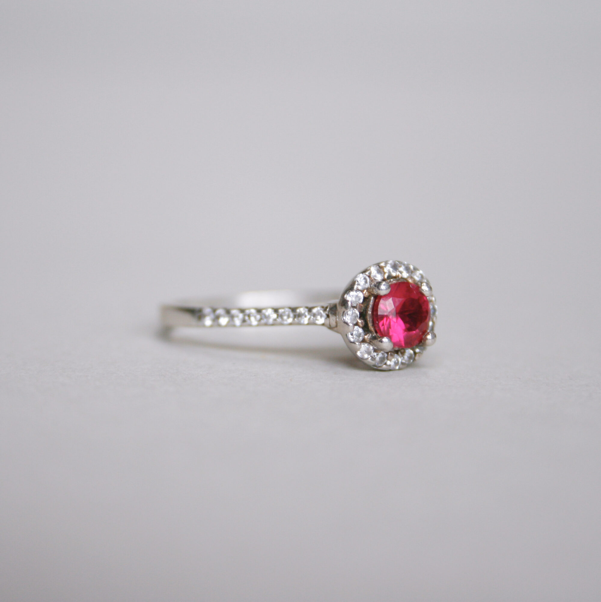 Classic 9ct white gold synthetic ruby cluster ring - Image 3