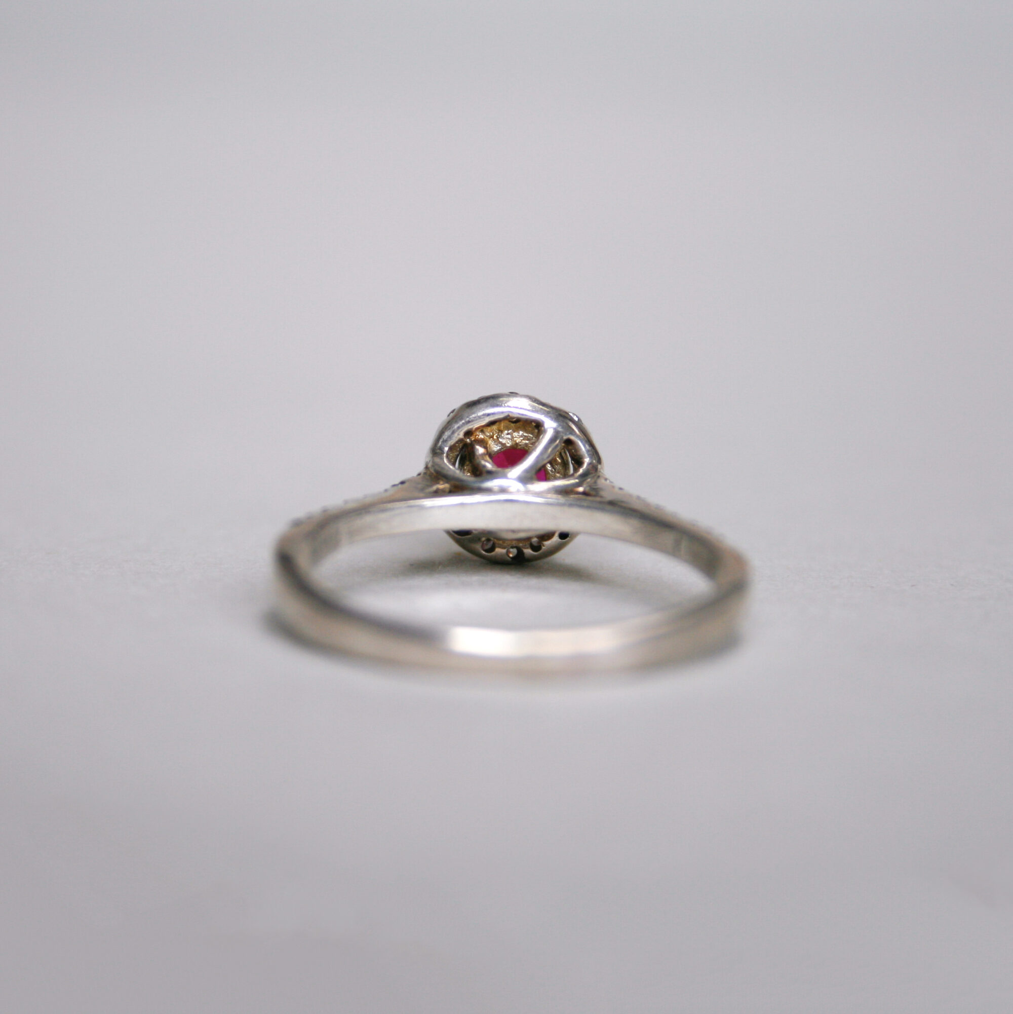 Classic 9ct white gold synthetic ruby cluster ring - Image 4
