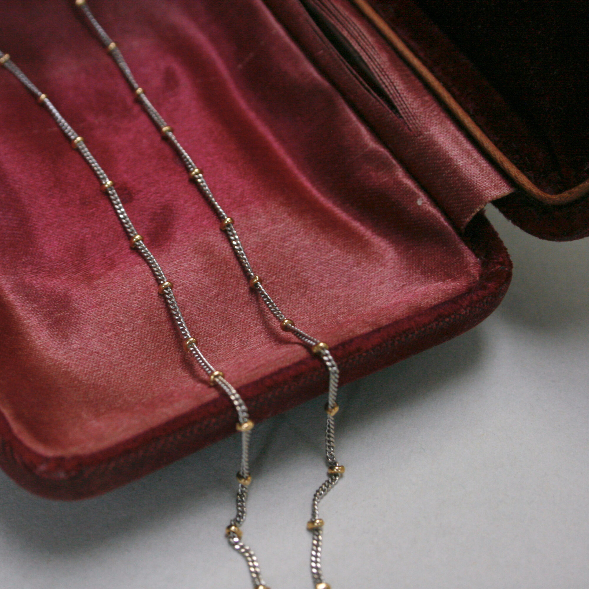 Contemporary 18ct white and yellow gold station chain necklace, 18 inches - Image 2