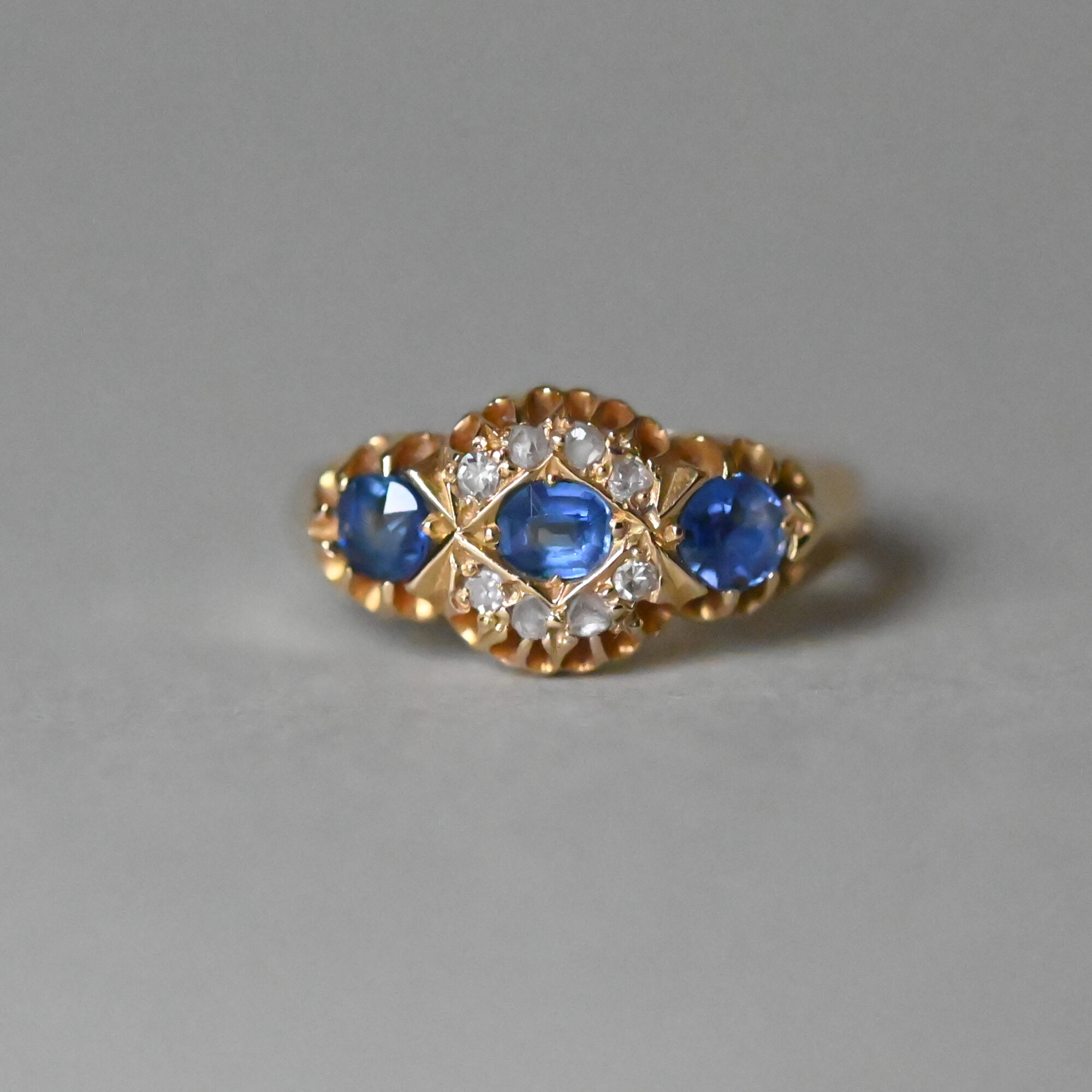 Edwardian 18ct gold sapphire and diamond cluster ring, 1904