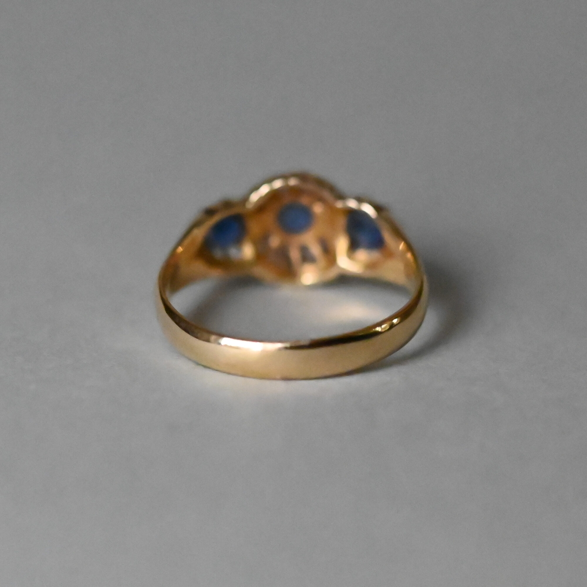 Edwardian 18ct gold sapphire and diamond cluster ring, 1904 - Image 5