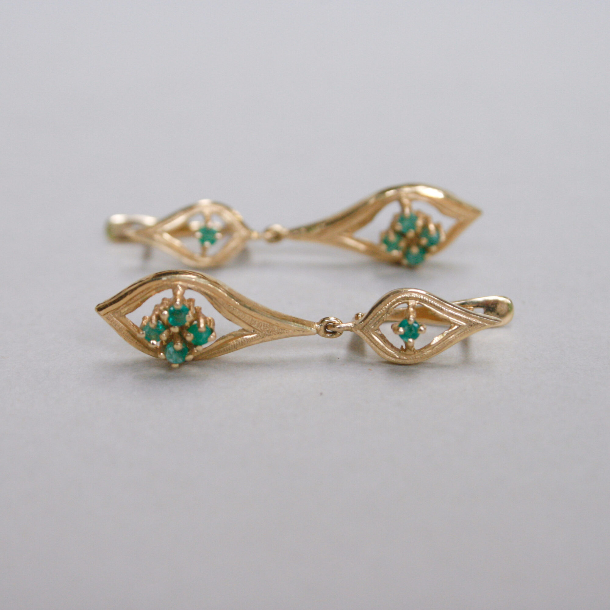 Contemporary pair of 18ct gold emerald openwork drop earrings