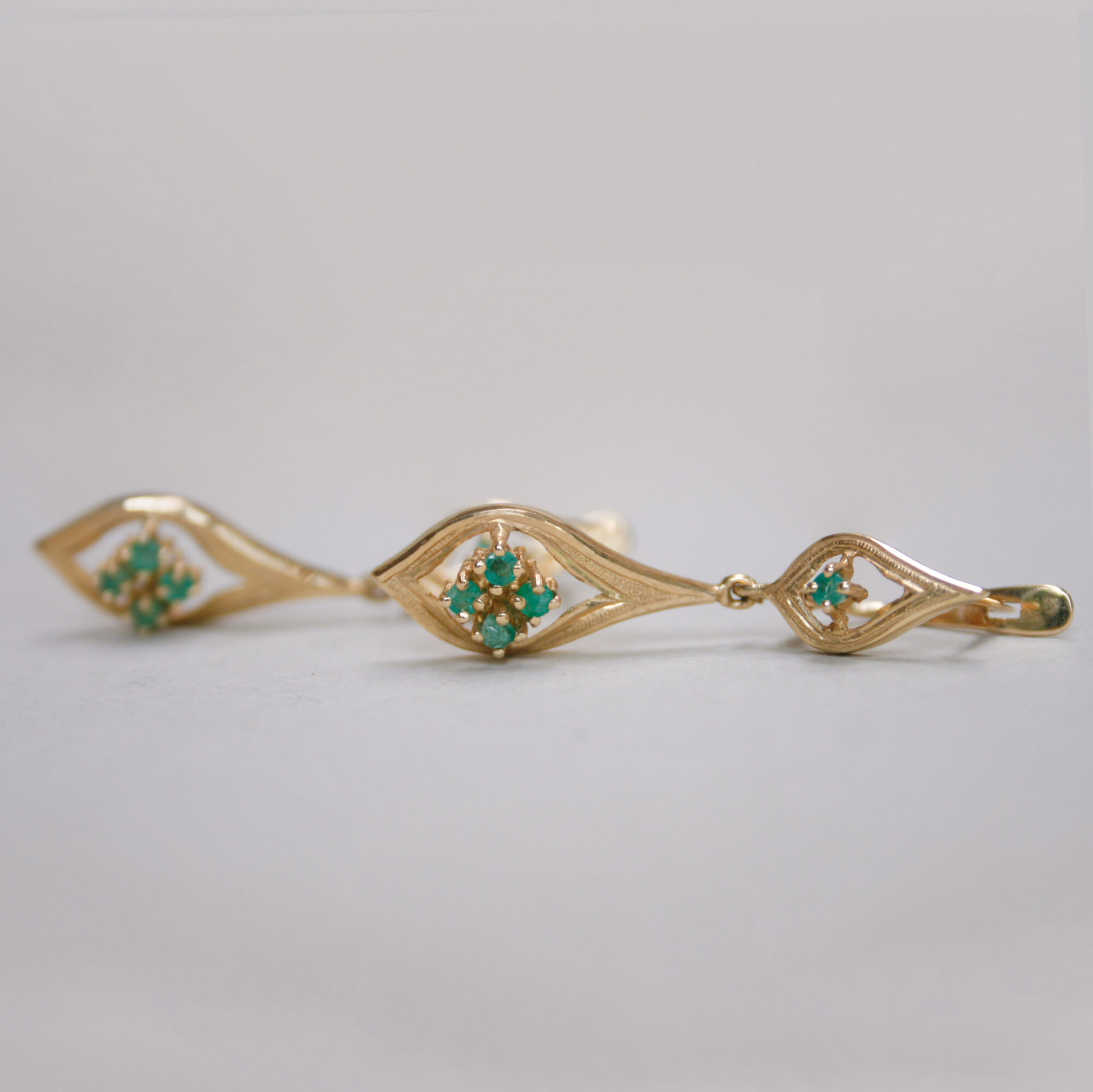 Contemporary pair of 18ct gold emerald openwork drop earrings - Image 3