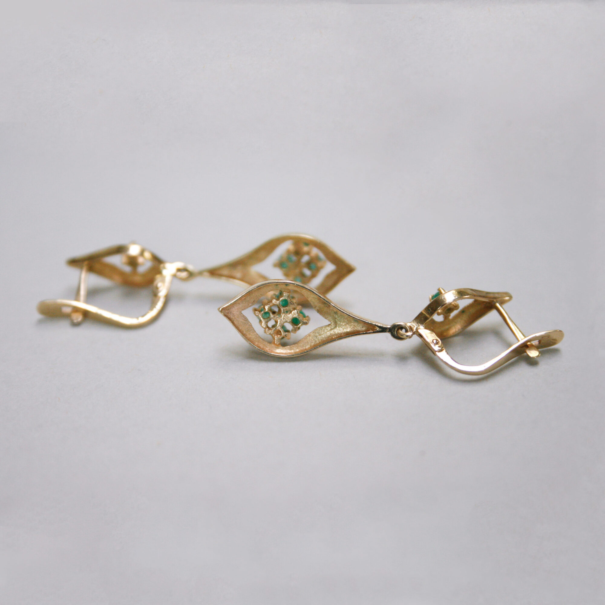 Contemporary pair of 18ct gold emerald openwork drop earrings - Image 4