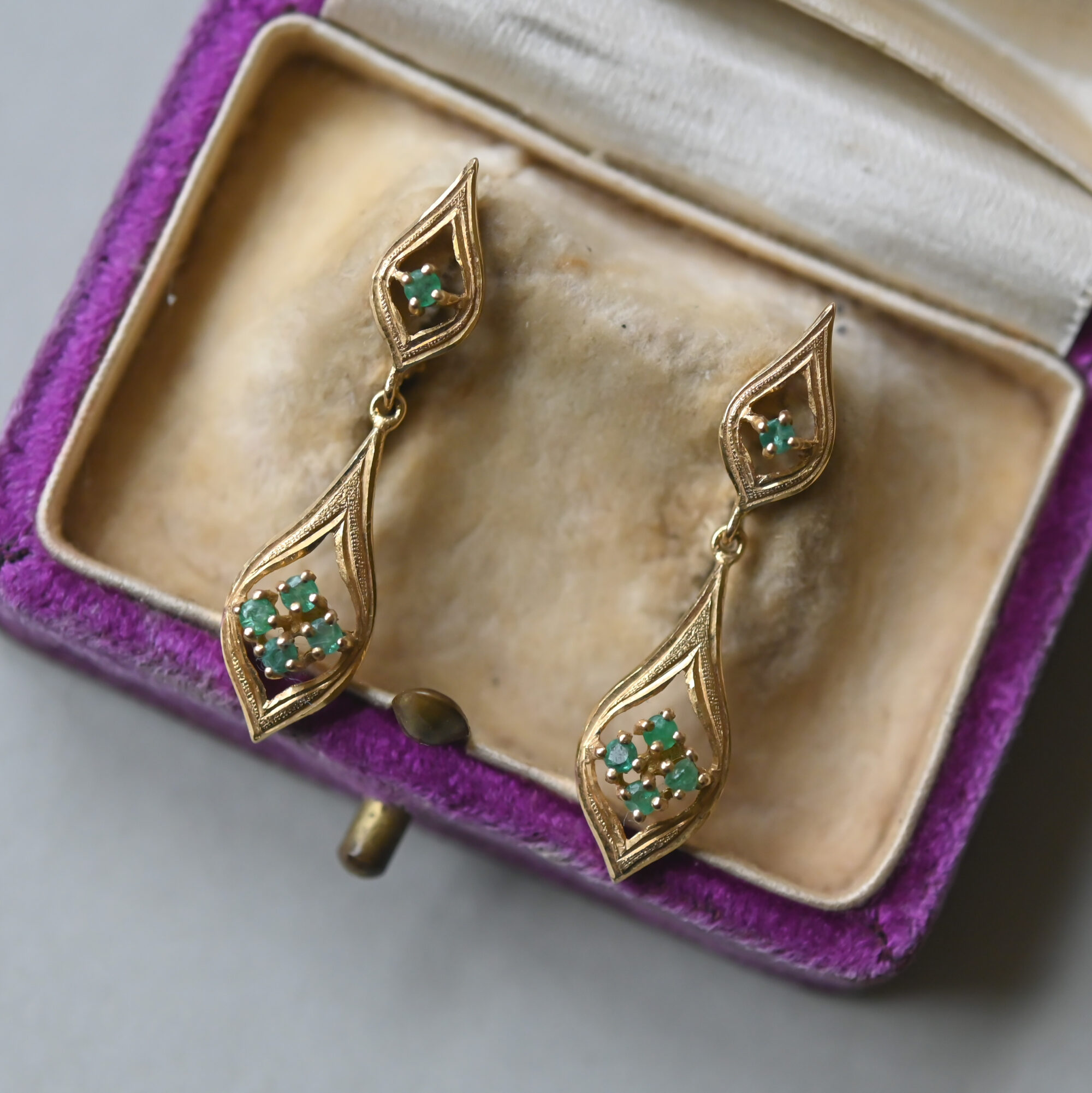 Contemporary pair of 18ct gold emerald openwork drop earrings - Image 2