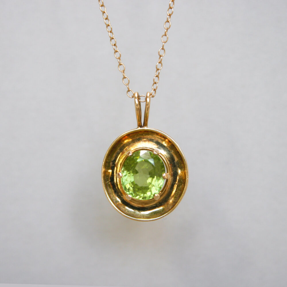 Contemporary 18ct gold peridot disc pendant