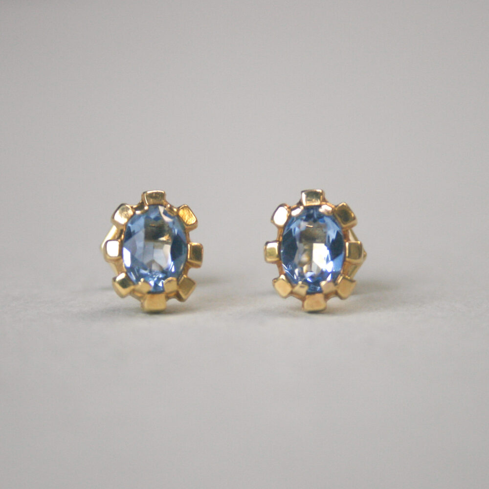 Aesthetic pair of 9ct gold light blue topaz earrings